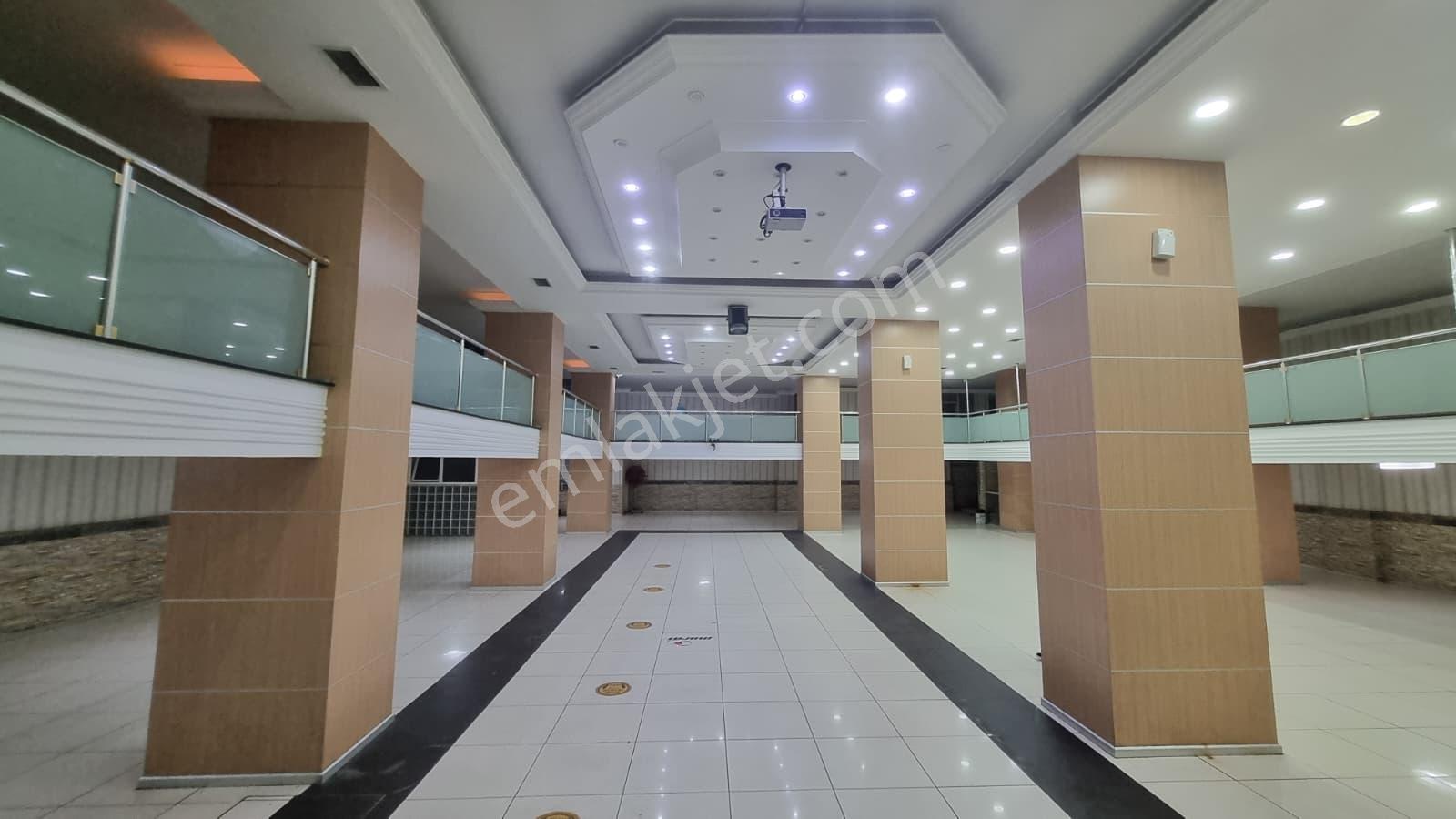 Sultan Selim Mahallesi 500 M2 Çok Amaçlı Kiralık Ticari Alan