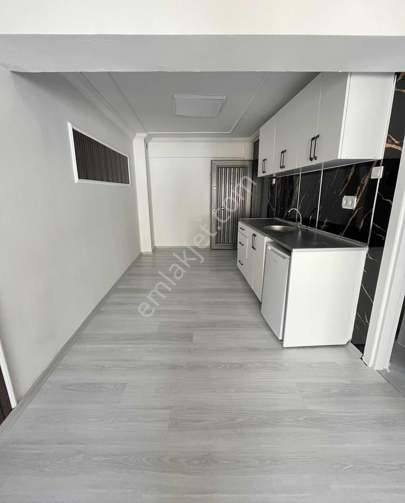 Karşıyaka'nın Kalbınde,iş Bankası Sokağı'nda 40m2 Ofis /daire - Görsel 24