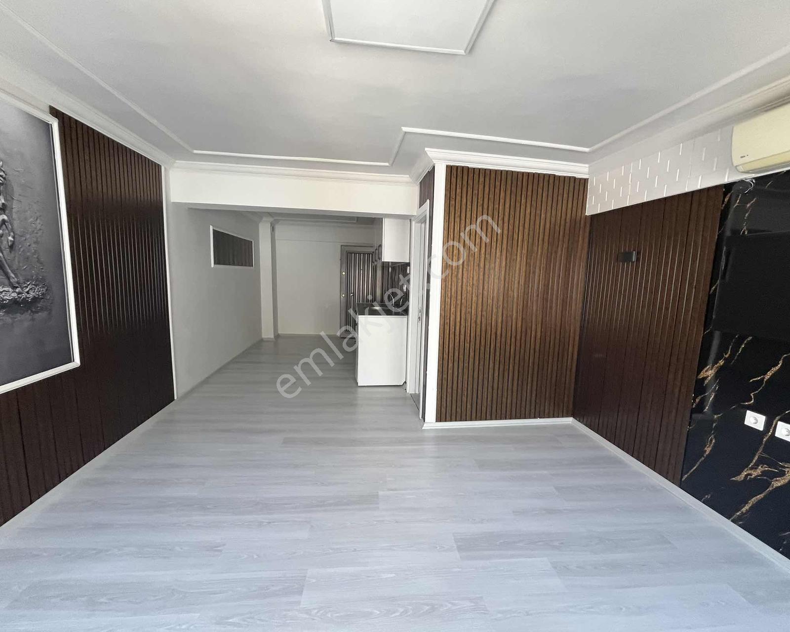 Karşıyaka'nın Kalbınde,iş Bankası Sokağı'nda 40m2 Ofis /daire