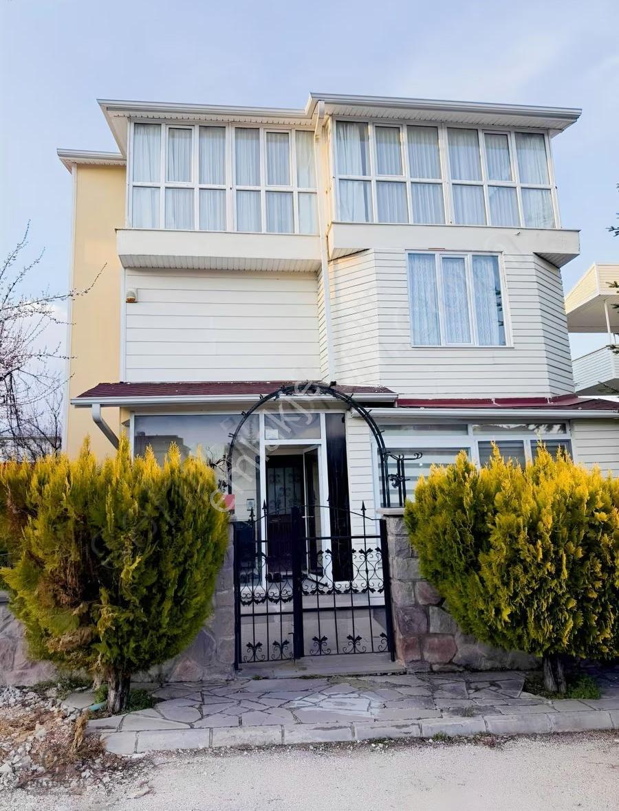 Gölbaşı Eymir Villalarında Ferah Konumlu,bahçeli Özel Villa