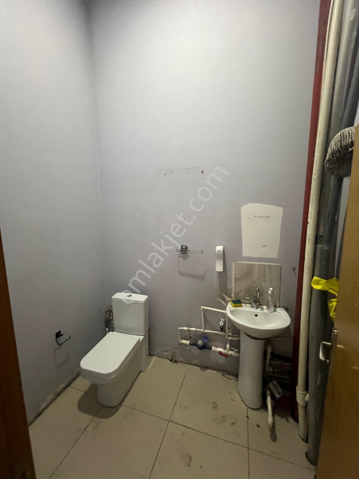 Yenibosna Beyaz Residence 'ta Kiralık Boş Depolu Dükkan Mağaza - Görsel 3