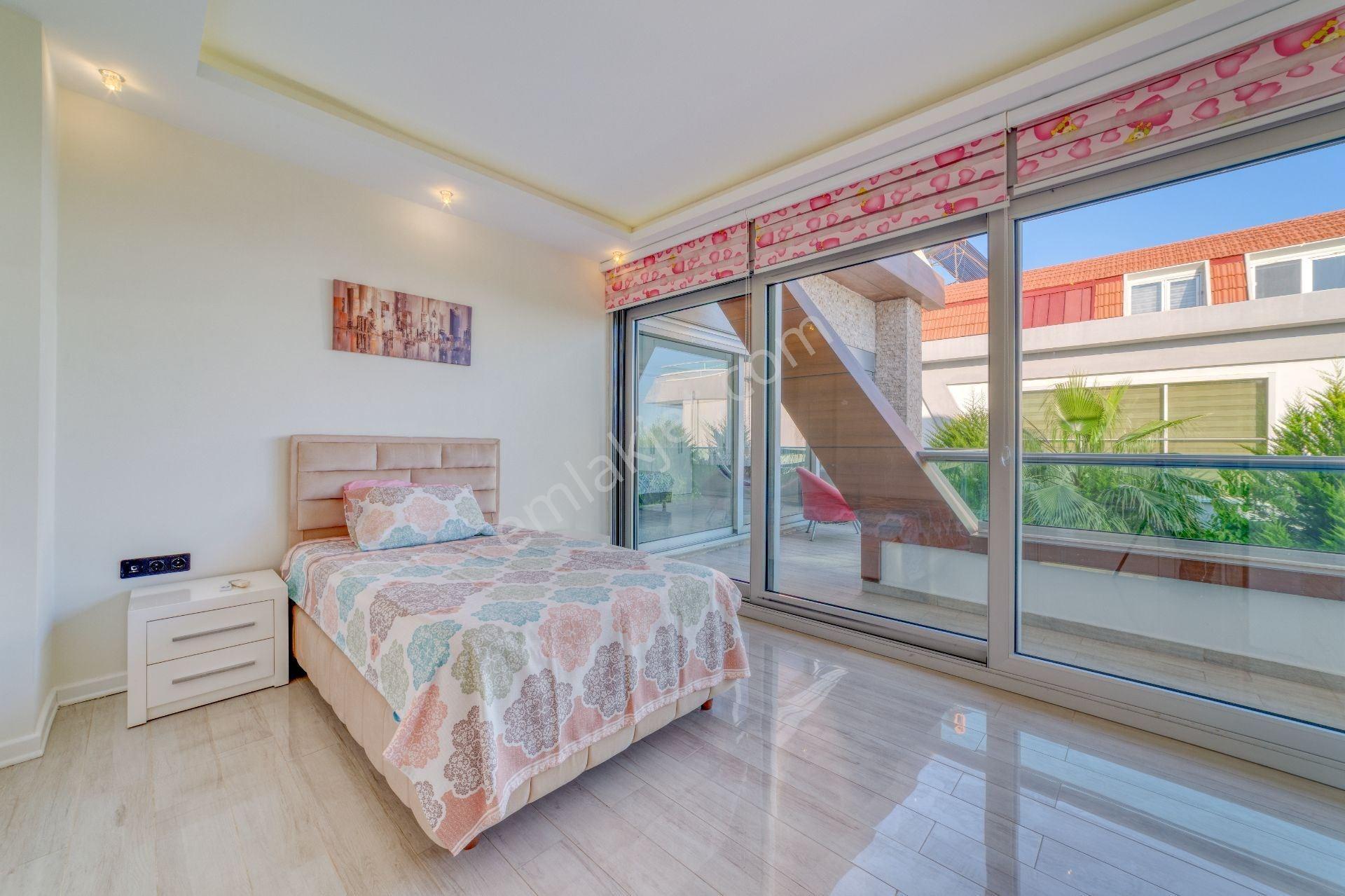 Alanya Bektaş’ta Panoramik Manzaralı, Özel Havuzlu 5+1 Lüks Tripleks Villa - Görsel 32
