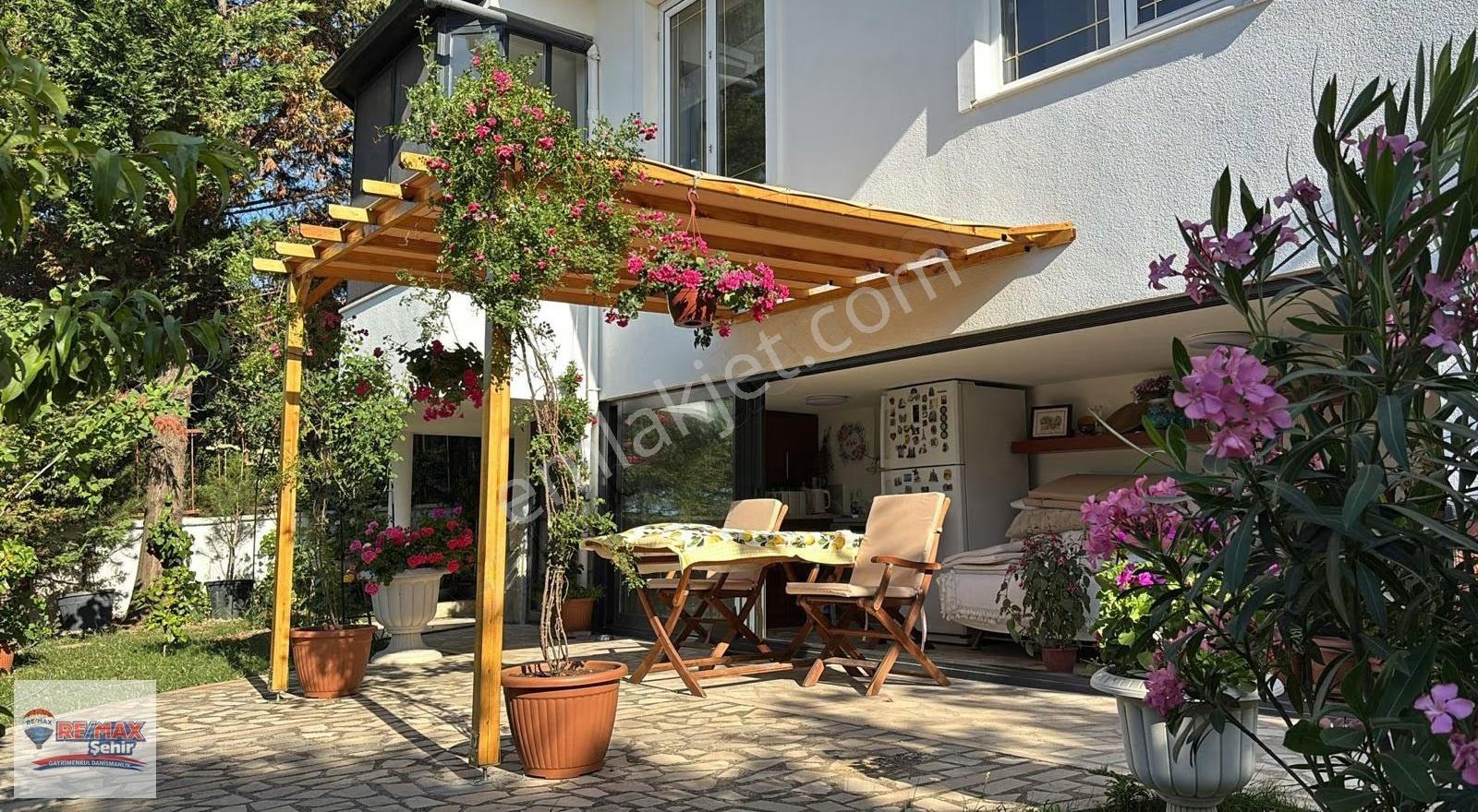 Remax Yalova Akköyde Deniz Manzaralı Tripleks Müstakil Villa - Görsel 30