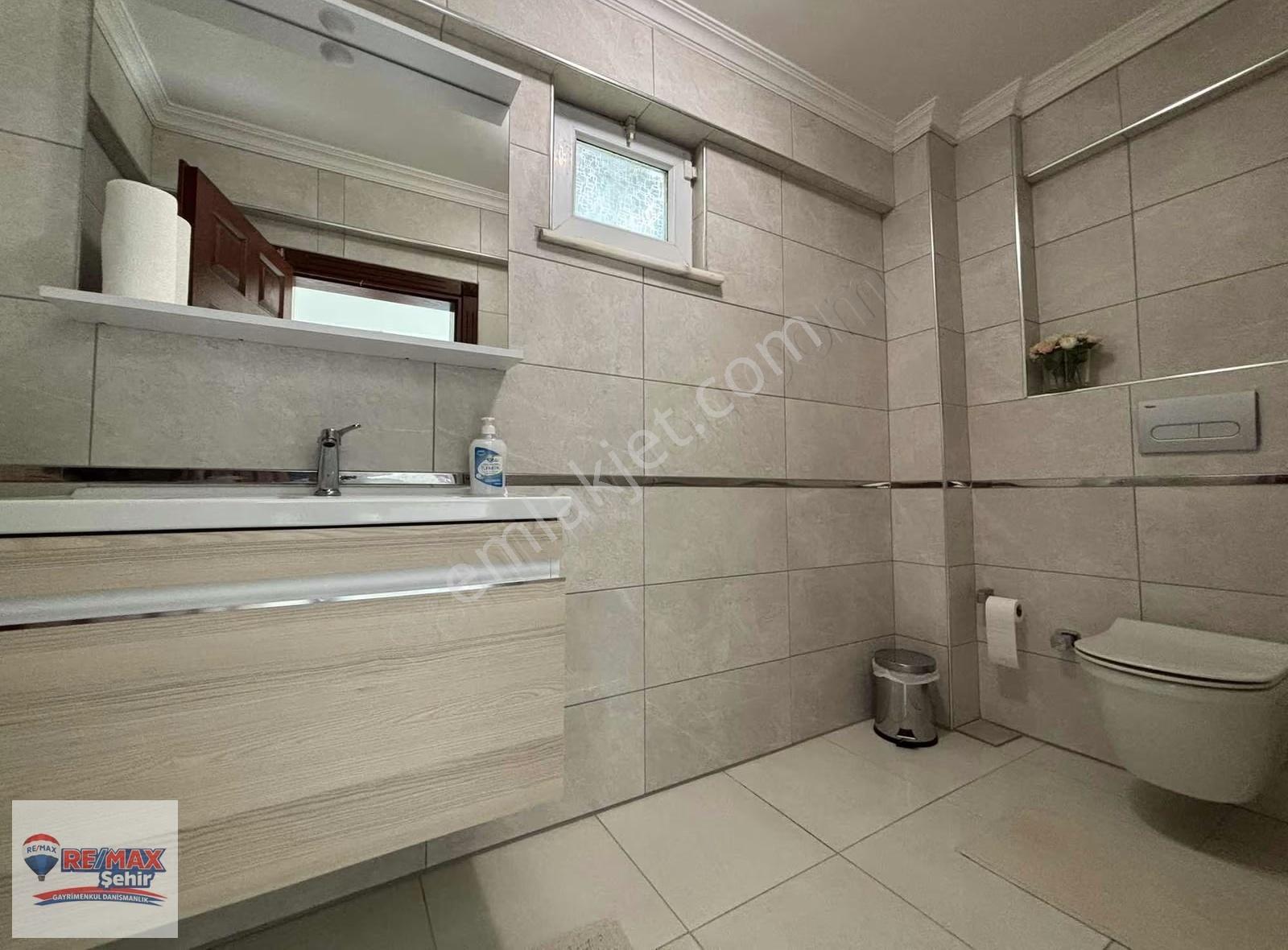 Remax Yalova Akköyde Deniz Manzaralı Tripleks Müstakil Villa - Görsel 14