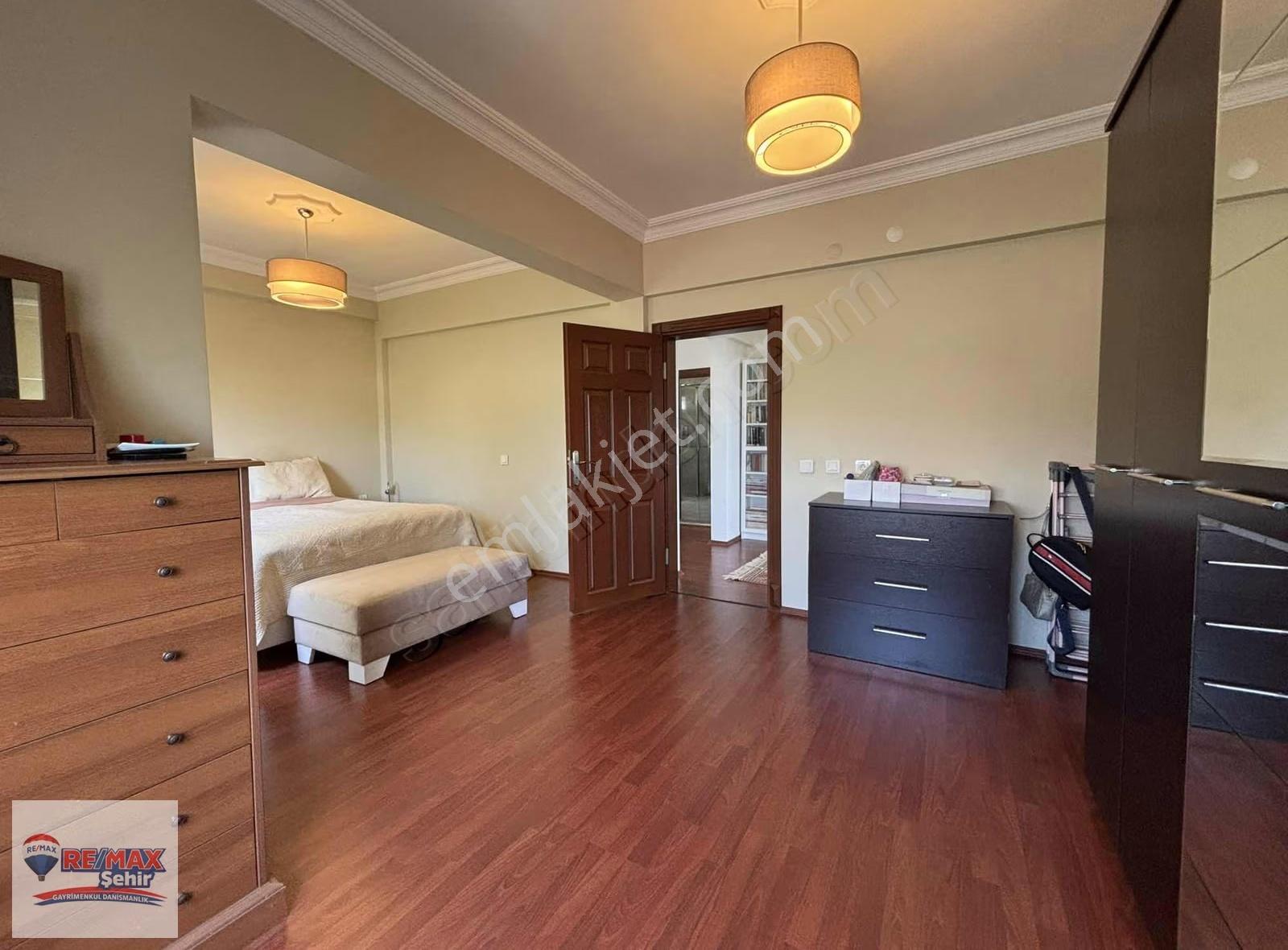 Remax Yalova Akköyde Deniz Manzaralı Tripleks Müstakil Villa - Görsel 9