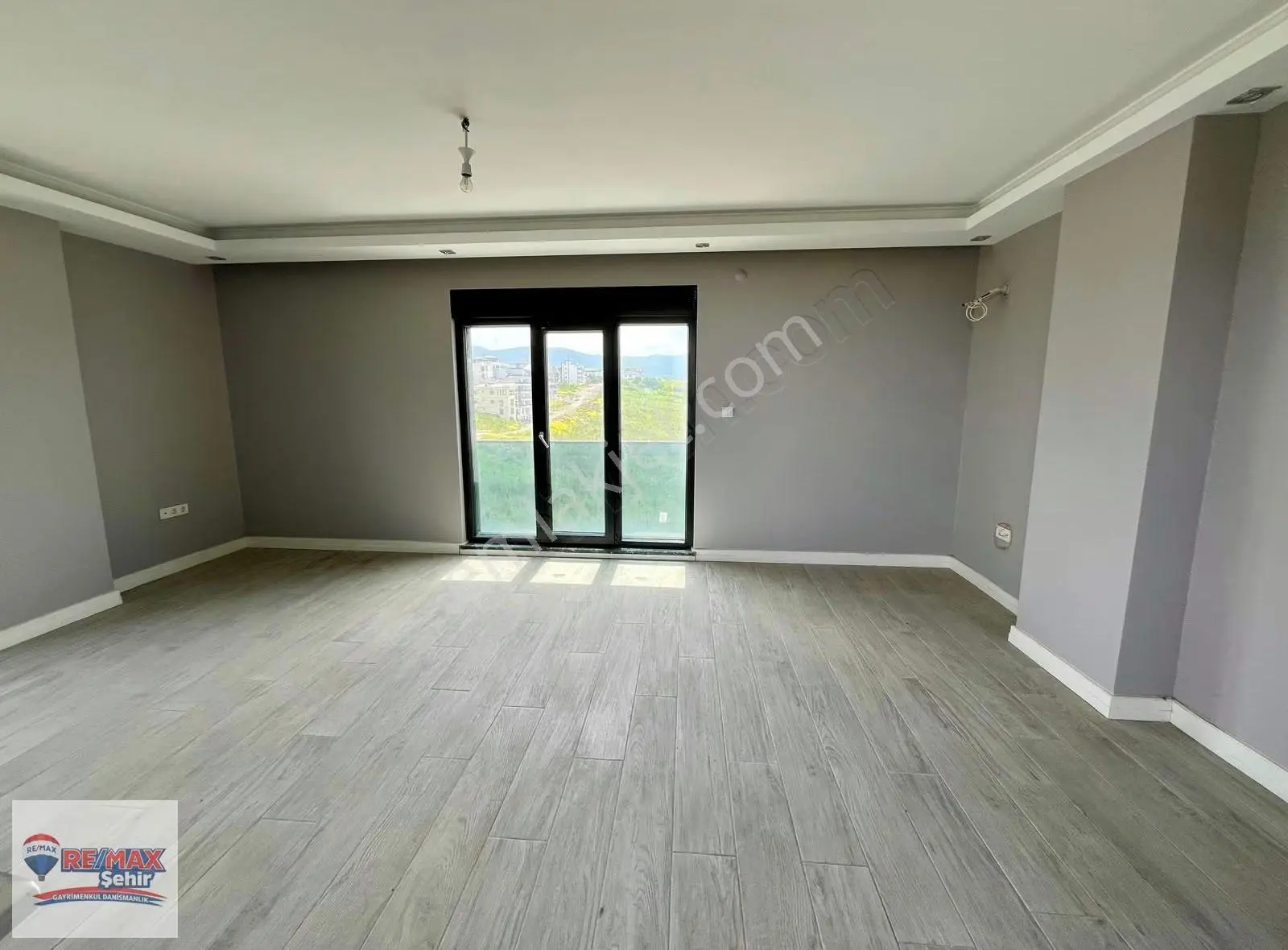 Re/max'dan Çiftlikköy'de Deniz Ve Doğa Manzaralı Sat. 3+1 Daire - Görsel 3