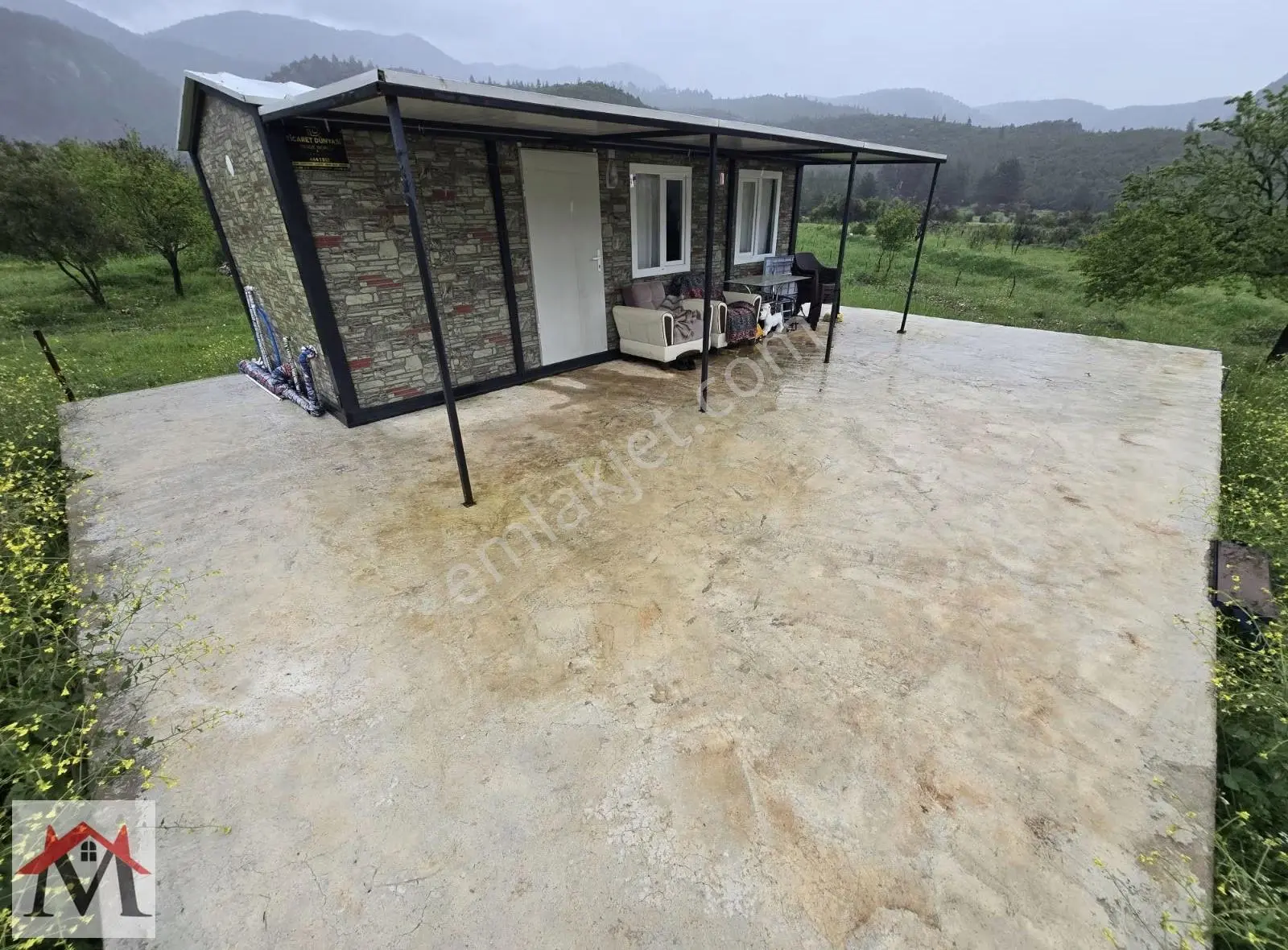 Kocaaliler Kaya'da İçerisinde Konteynır Ev Bulunan 3325m² Arazi