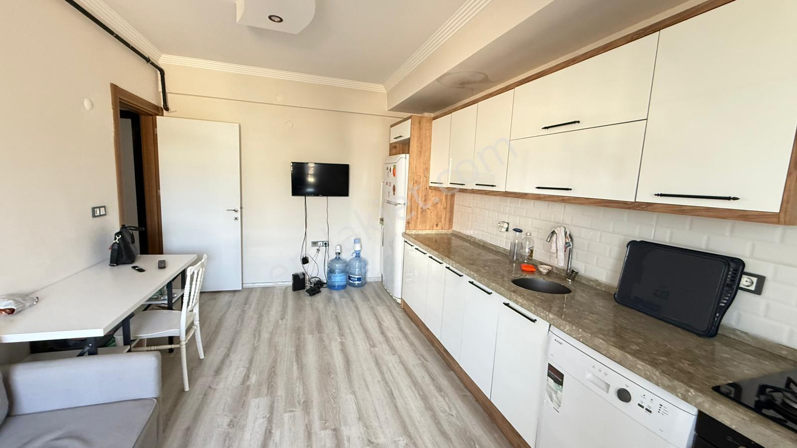 Zeki Emlak'tan Manisa Muradiye Mahallesinde Cadde Üstü 1+1 Eşyalı Kiralık Daire - Görsel 4