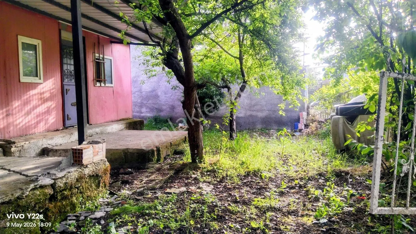 Gençalı Yerleşkede Resmi Ev Ve Bahçesi