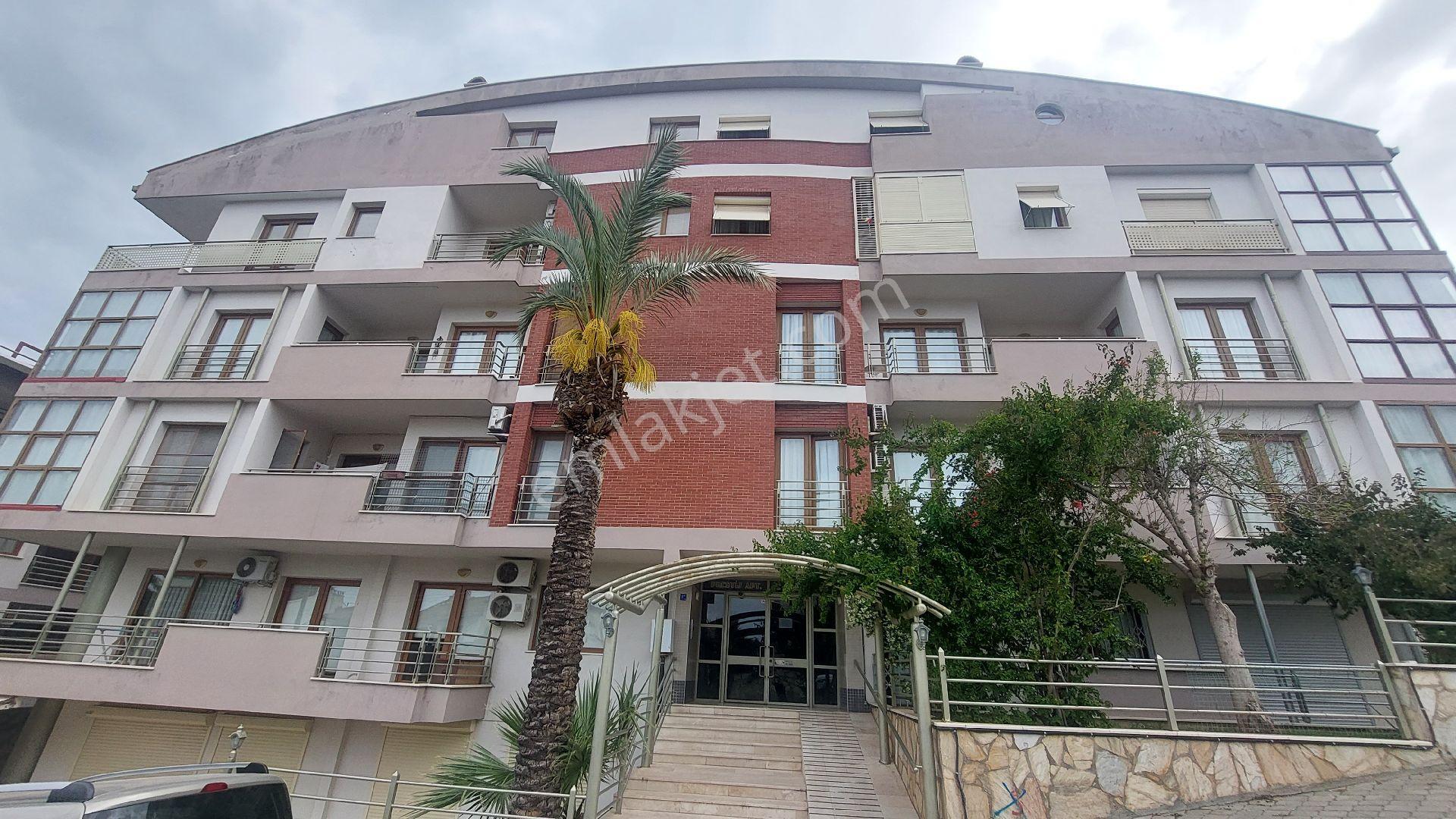 Kuşadası Türkmende Marina Mevkiinde Havuzlu Sitede Satılık 3+1 145 M2 Daire