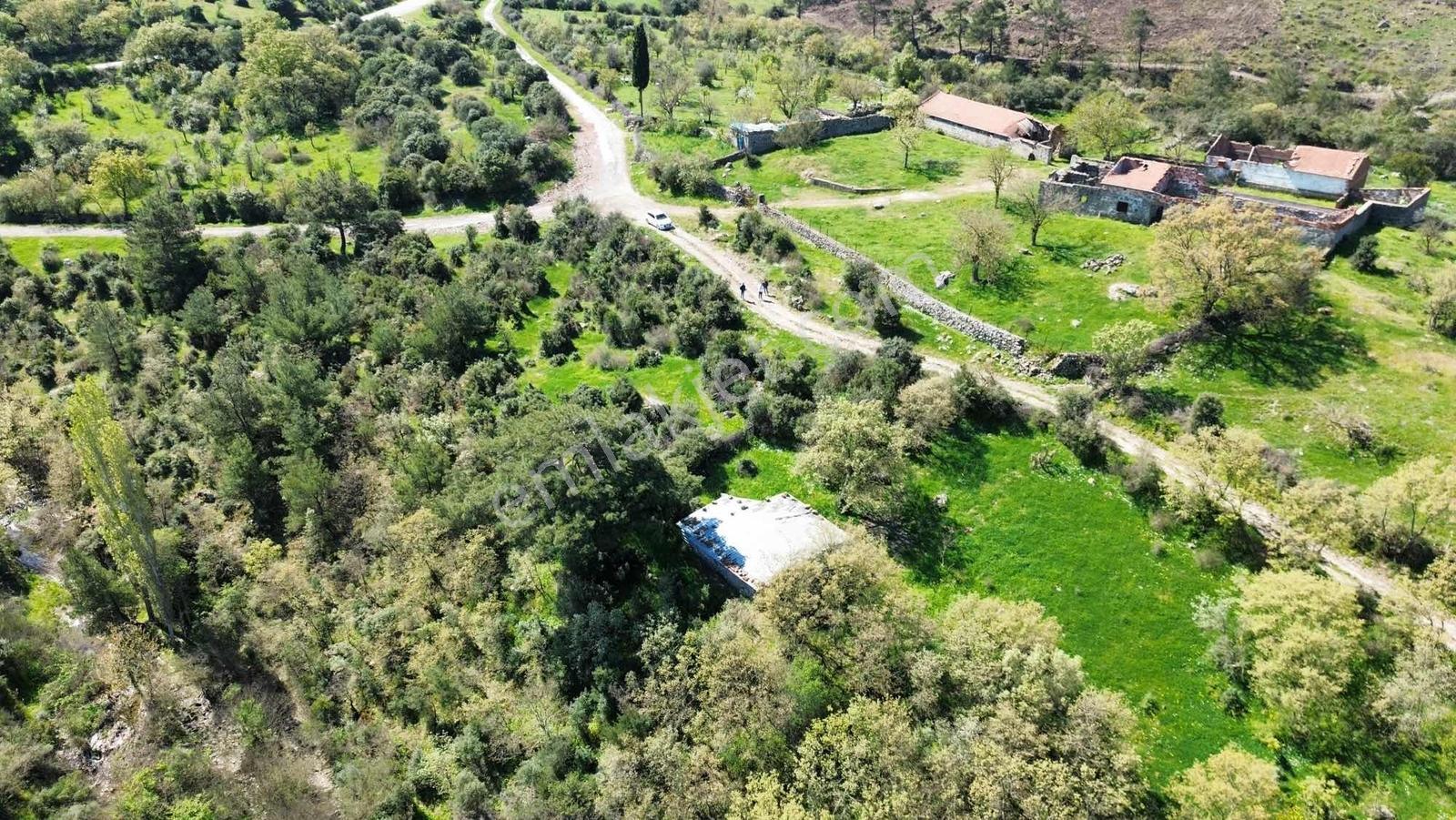 Assos Ahmetçe'de 5 Dönüm Üstü Yol Cepheli Arazi