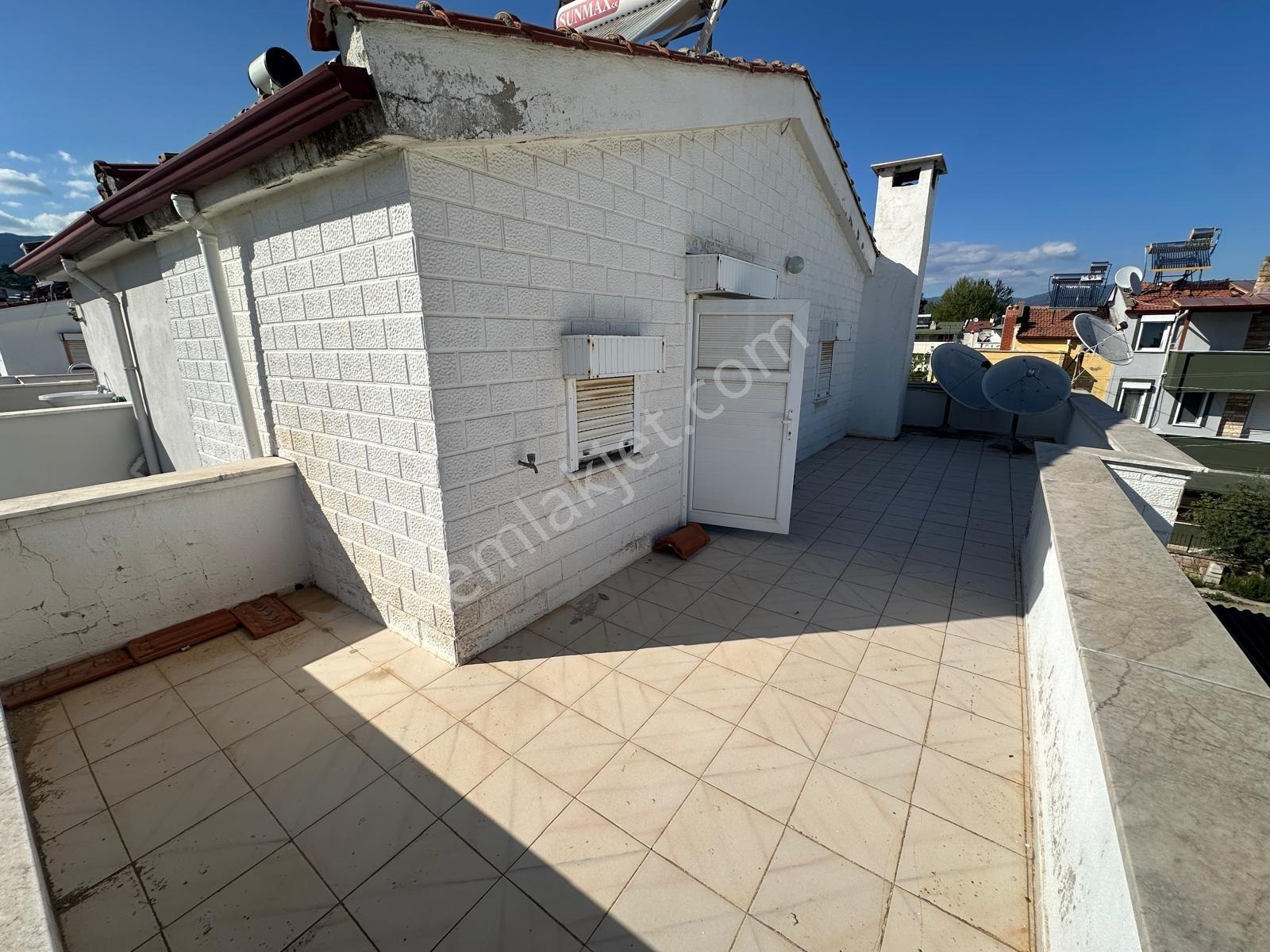 Akçay'da Müstakil Geniş Bahçeli Satlık Tripleks Villa - Görsel 22