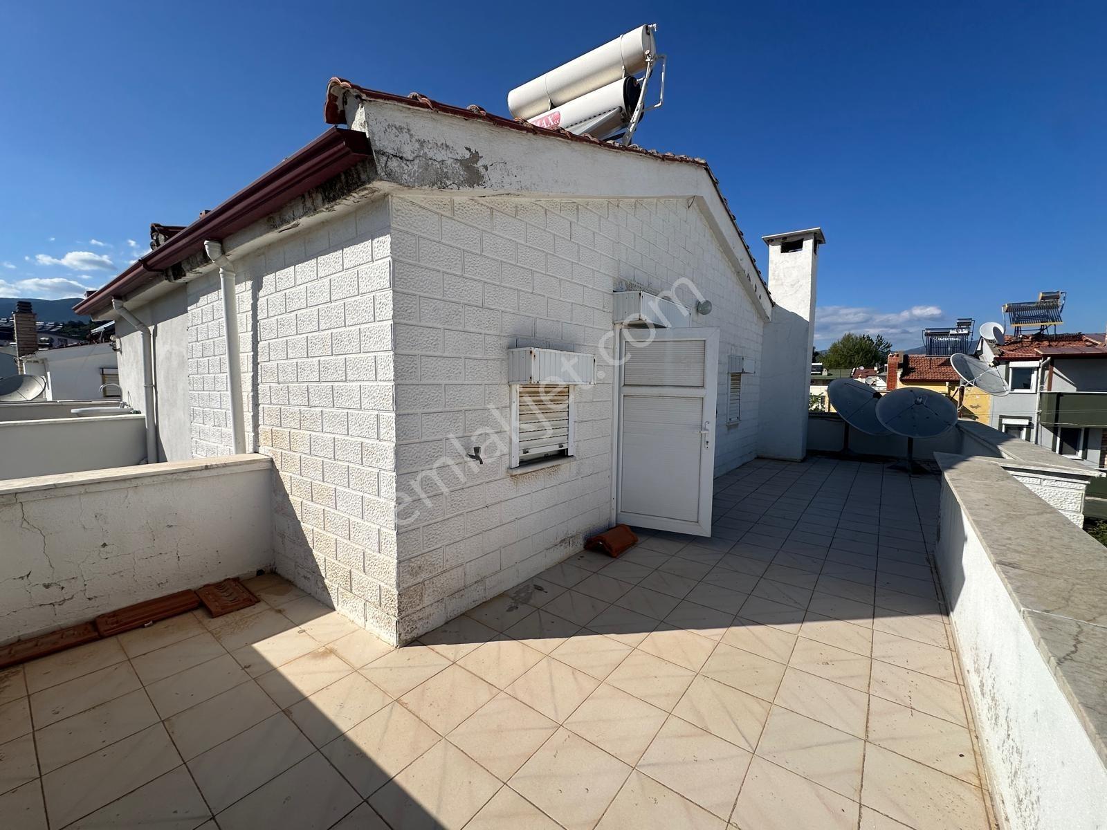 Akçay'da Müstakil Geniş Bahçeli Satlık Tripleks Villa - Görsel 32