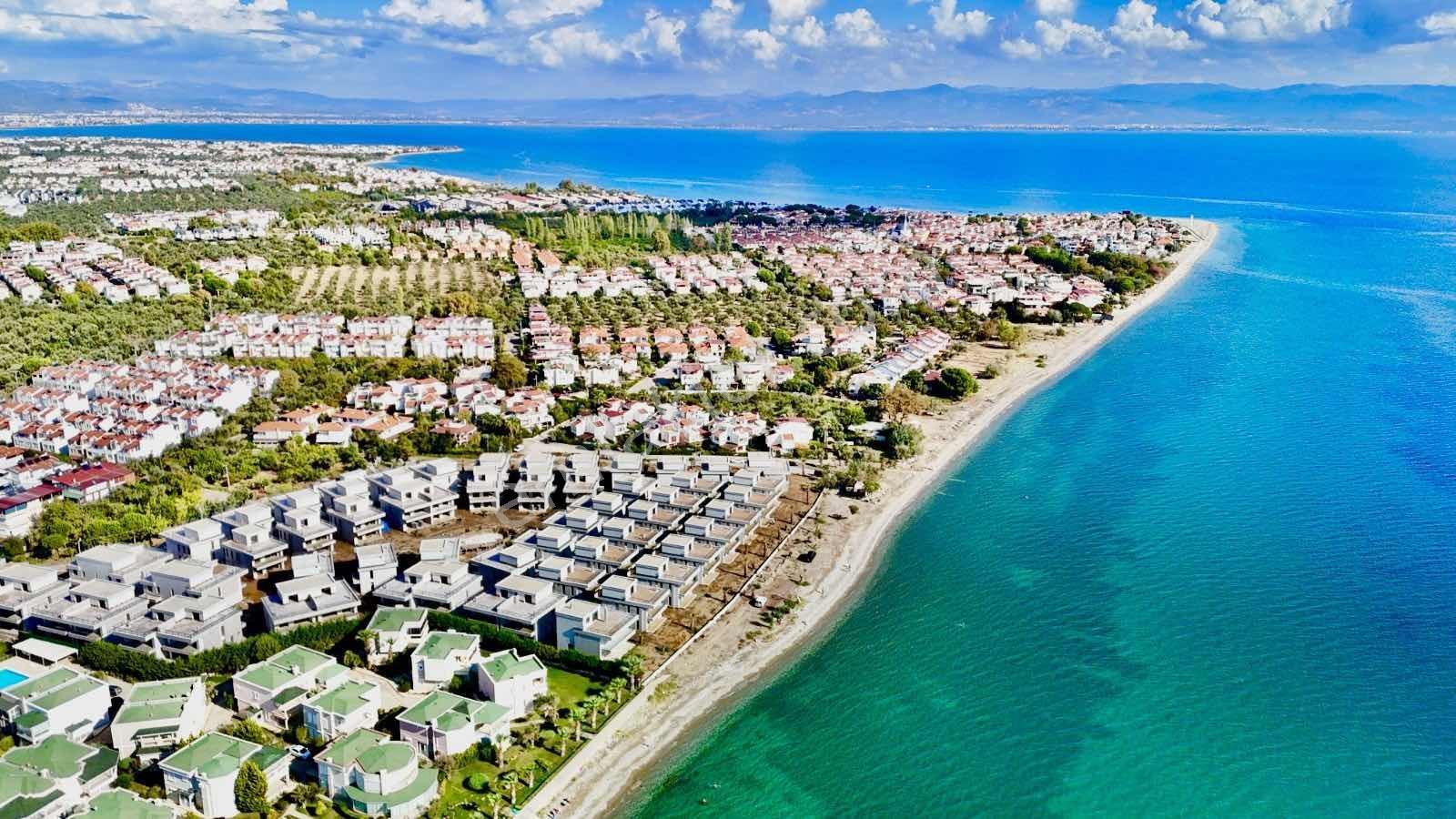 Altınoluk Fenerde 5+1 Denize Sıfır Sitede Müstakil Villa