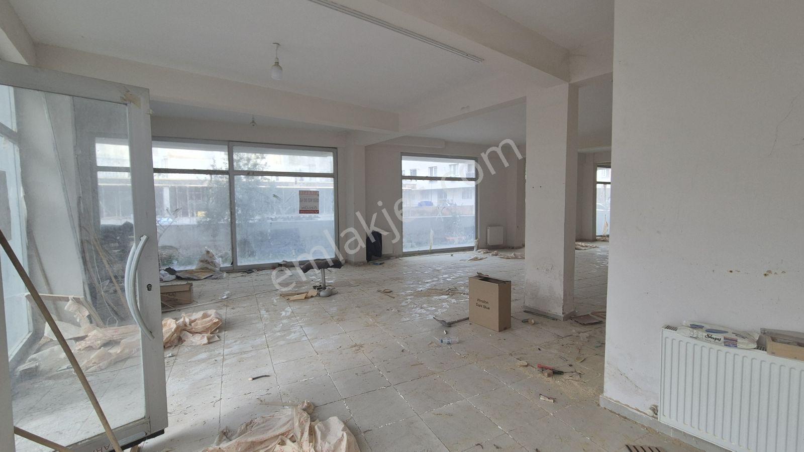 Özgün Gm'den - Muradiye Alt Geçitin Yanında Kiralık Büyük Dükkan - Görsel 4
