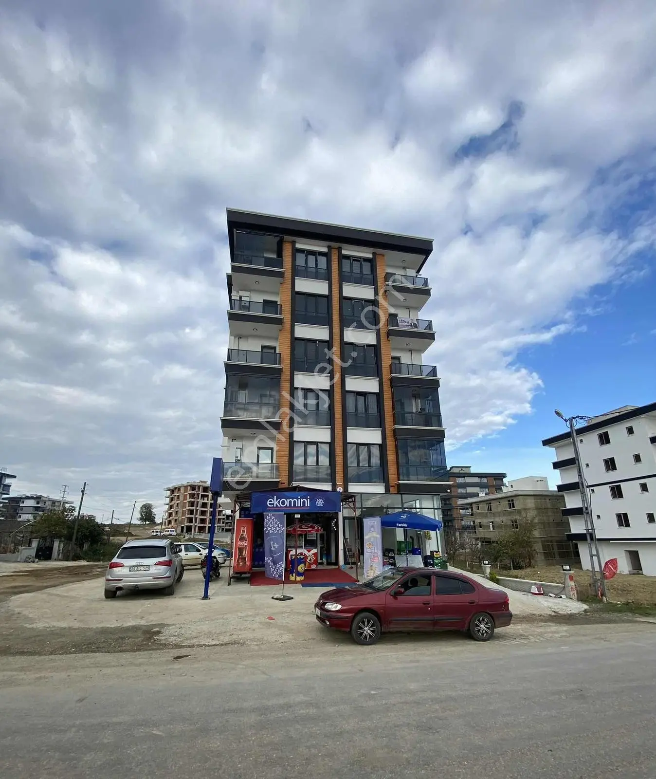 Alanlı'da Ali Gaffar Okan Caddesi'ne Cephe Kiralık 1 + 1 Daire