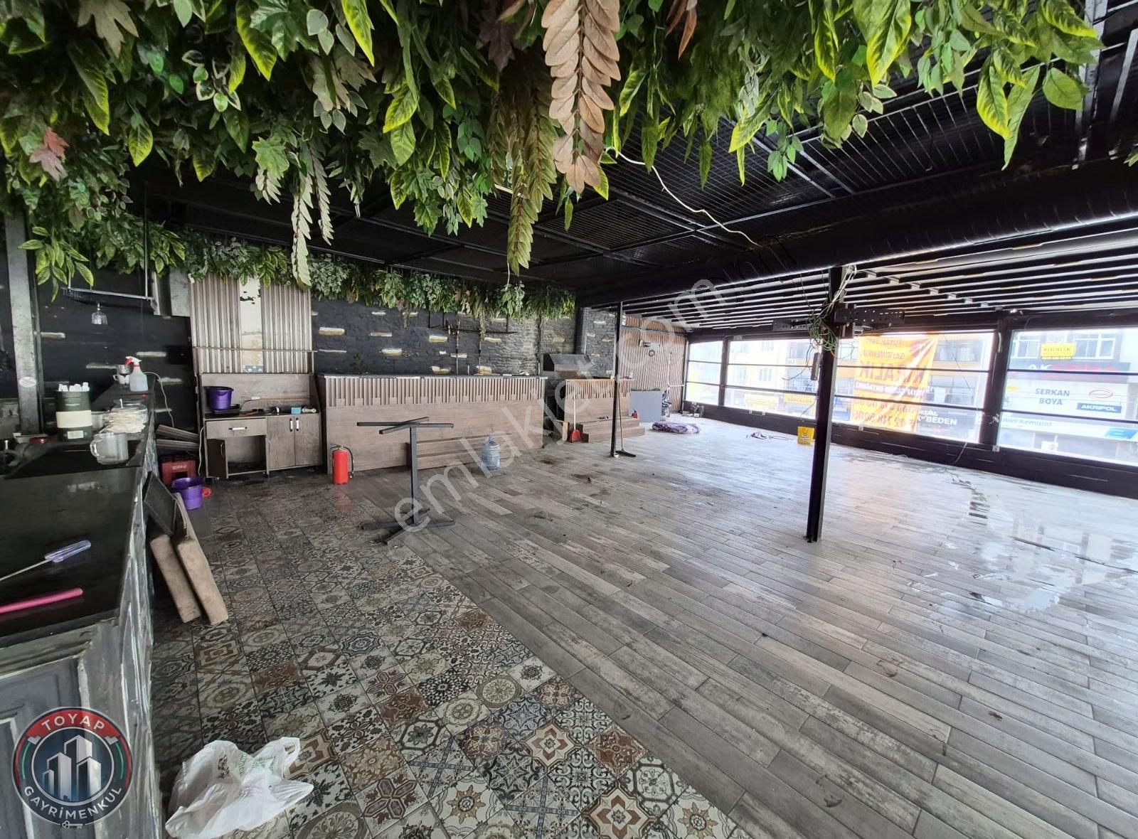 Sultangazi Bölgesinde Tramvay Caddesinde 850m² Kiralık Dükkan