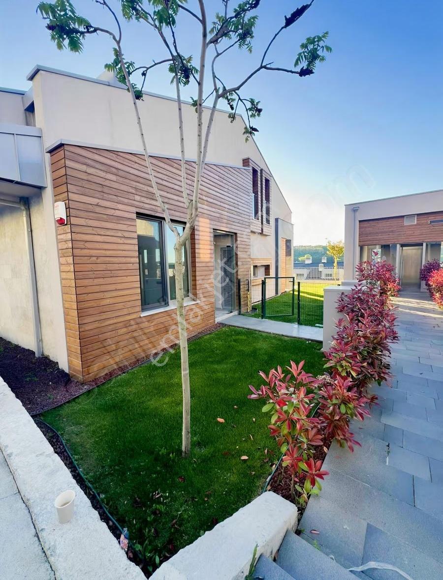 Uskumruköy Dekar Büyük Bahçeli Ferah 4.5+1 Kiralık Villa