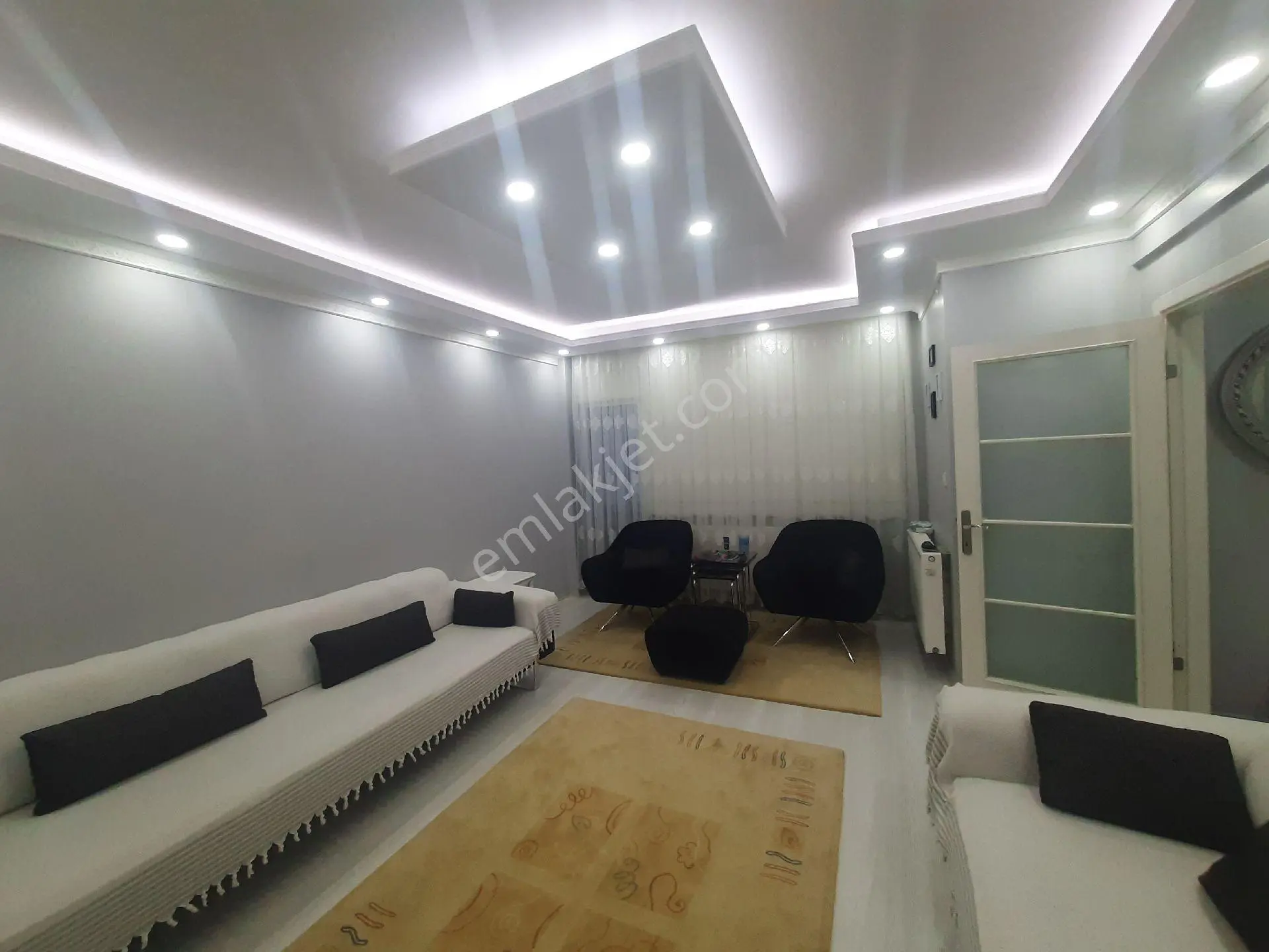 Taşlıkta Caddeye Çok Yakın Konumda Satılık 2+1 Komple Yenilenmiş Arakat Daire - Görsel 3