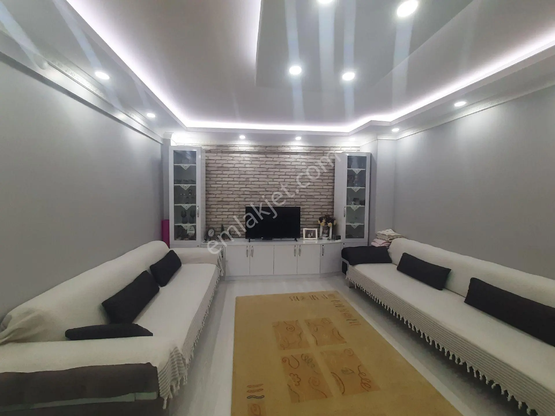 Taşlıkta Caddeye Çok Yakın Konumda Satılık 2+1 Komple Yenilenmiş Arakat Daire - Görsel 2