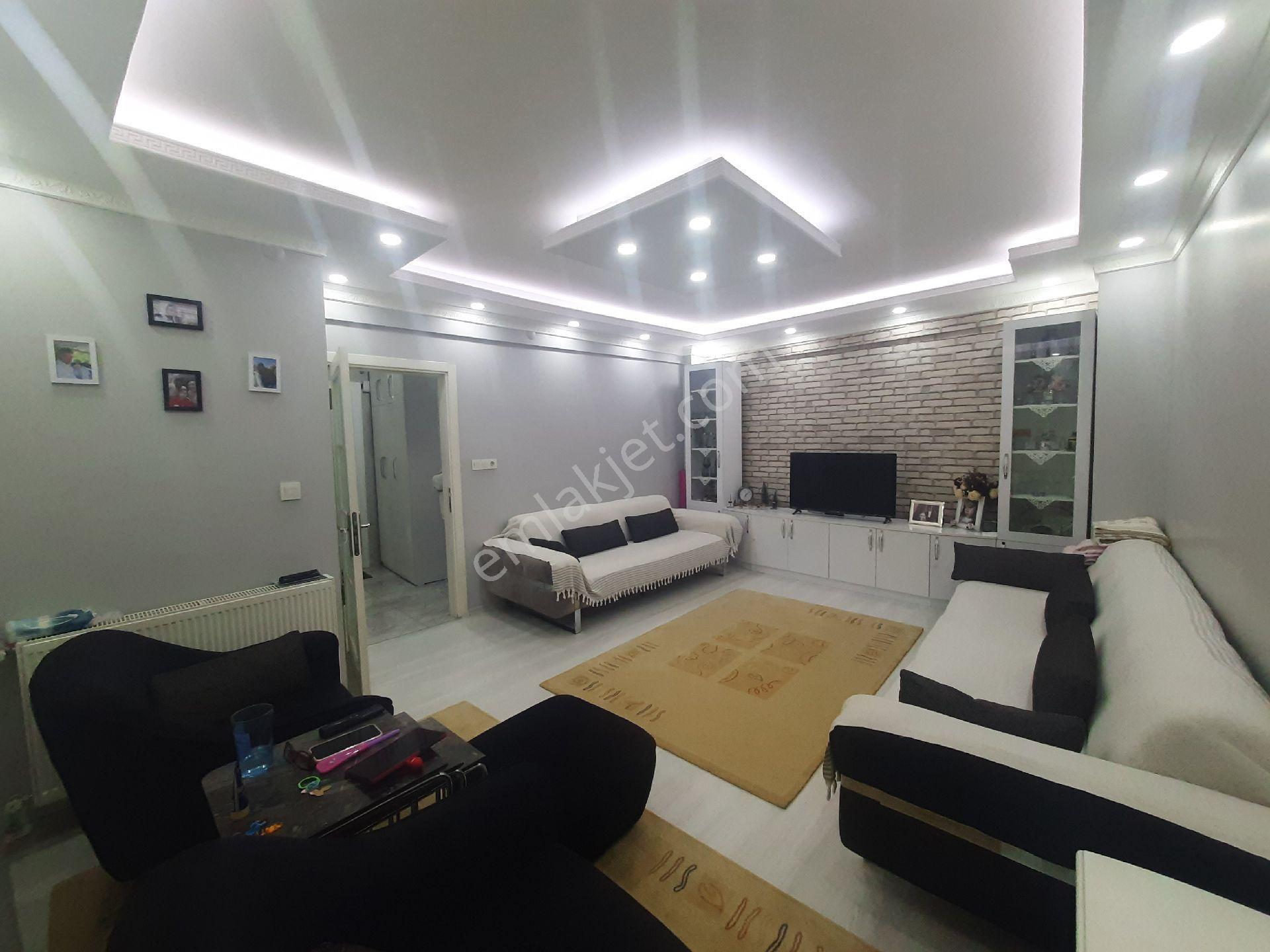 Taşlıkta Caddeye Çok Yakın Konumda Satılık 2+1 Komple Yenilenmiş Arakat Daire