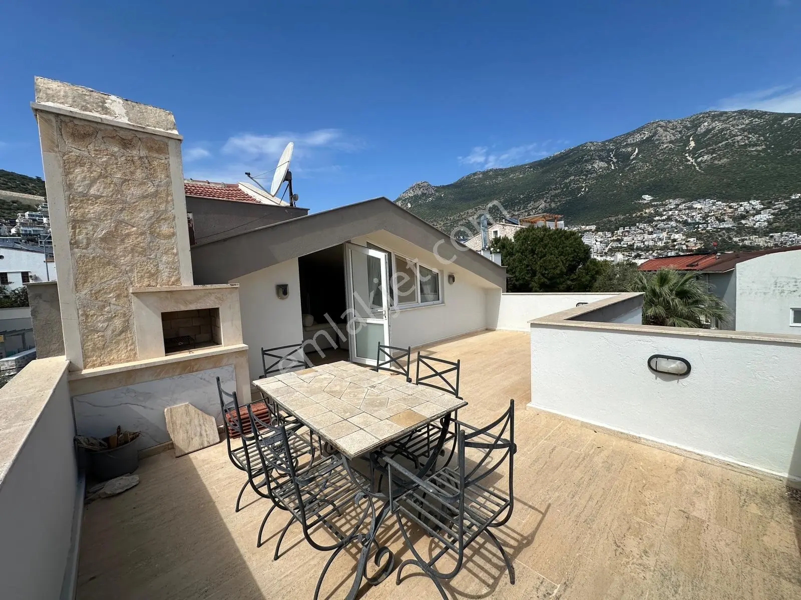 Kalkan Merkezde Teraslı Full Eşyalı 2+1 Daire
