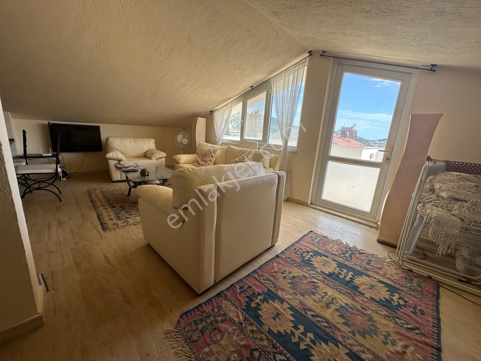 Kalkan Merkezde Teraslı Full Eşyalı 2+1 Daire - Görsel 11