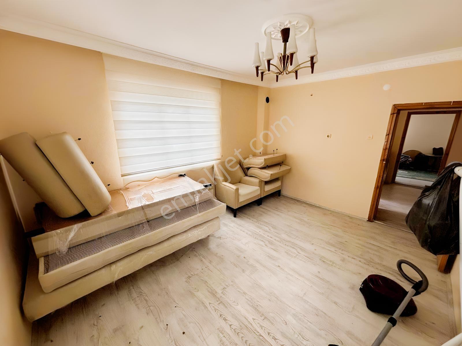 984 M2 Tek Tapu Ana Yol Kenarı 3 Katlı Ev Ve Satılık Arsa - Görsel 4