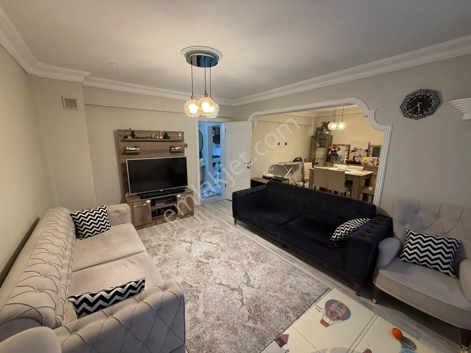 2+1 90 M2 Ara Kat Kilerli Cam Balkonlu Satılık Daire