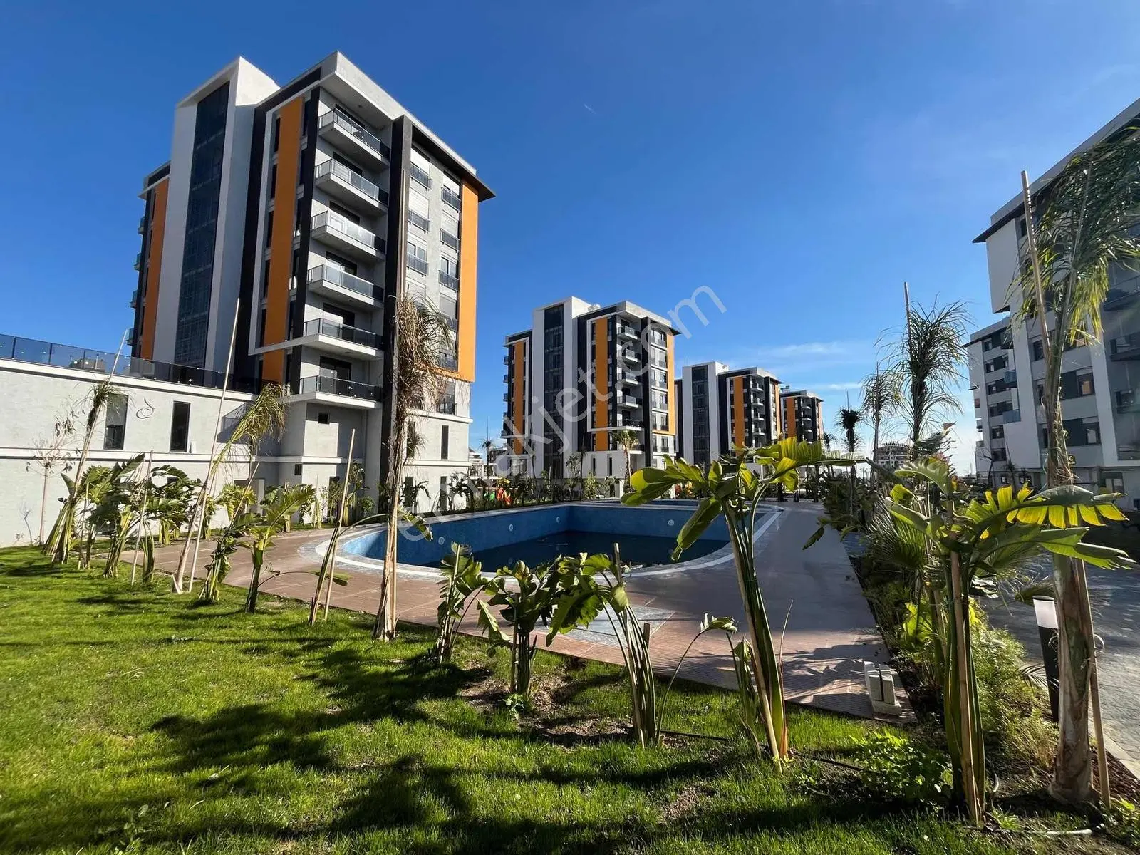 Havuzlu Kapalı Otoparklı Site İçinde Geniş Ve Lüks 1+1