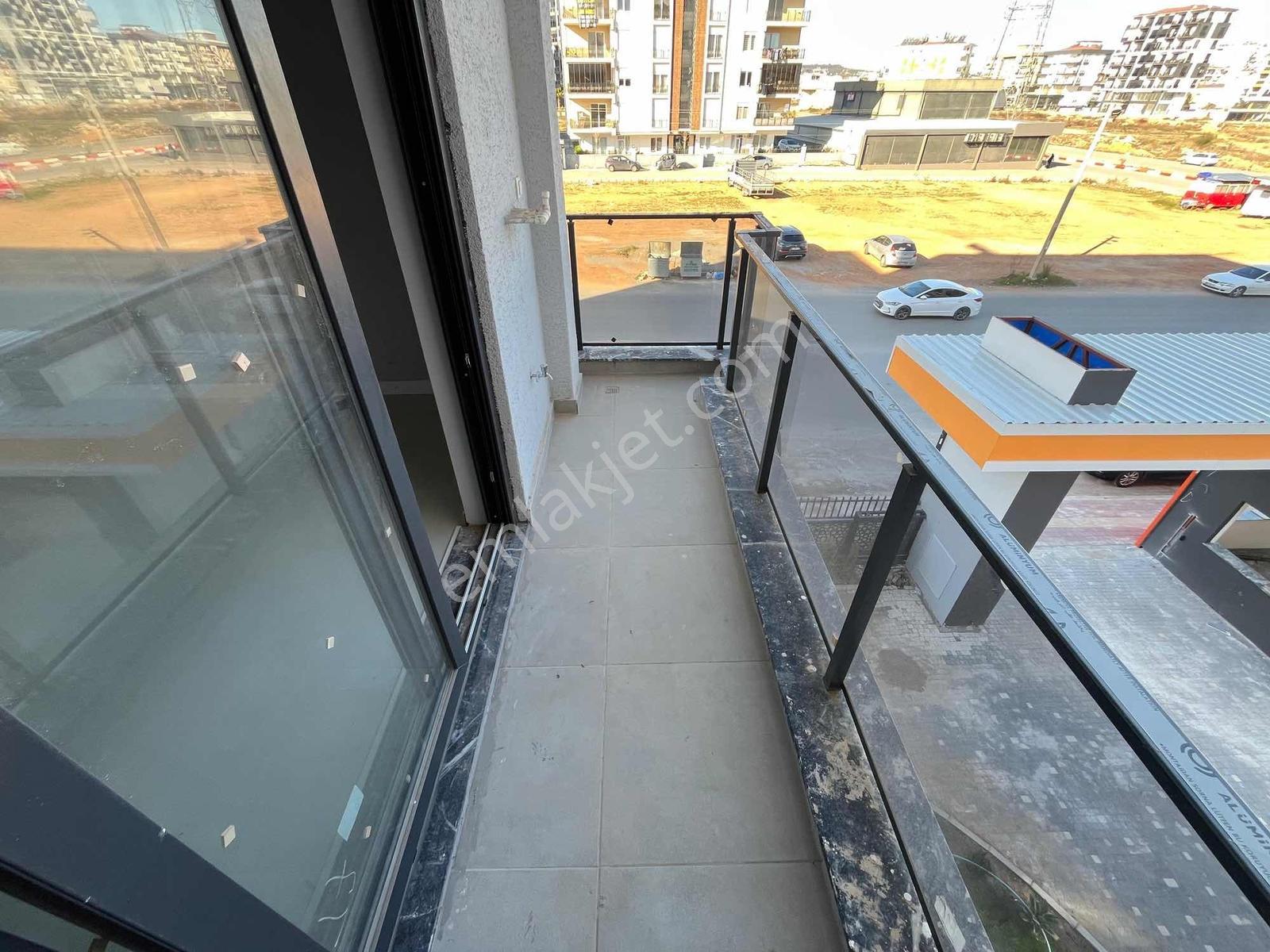 Havuzlu Kapalı Otoparklı Site İçinde Geniş Ve Lüks 1+1 - Görsel 2