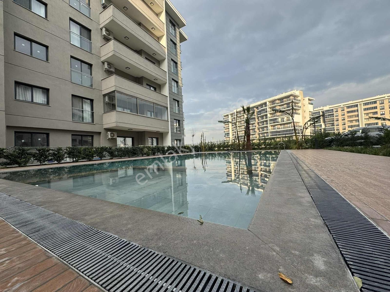 Torbalı Da Havuzlu Güvenlikli Sitede Satılık 1+1 Daire