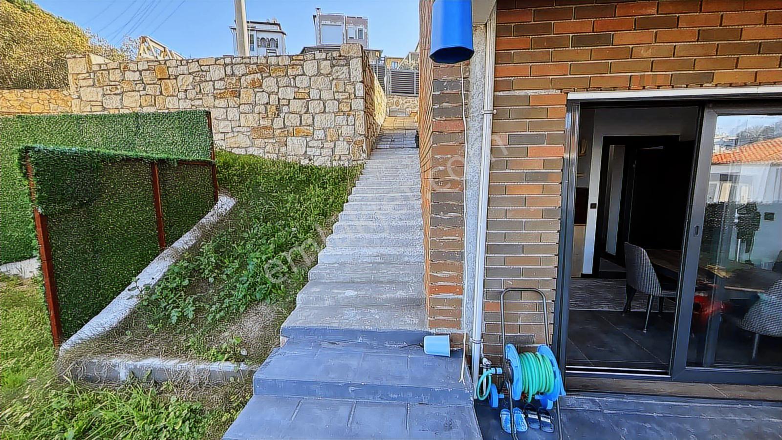Yeni Foça Donatkent Sitesinde Tripleks Deniz Manzaralı Villa - Görsel 18