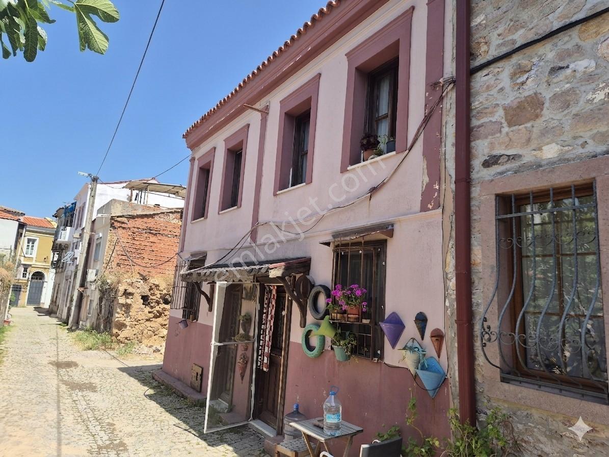 Route 10'dan Ayvalık'ın Tarihi Merkezinde Satılık Müstakil Bina