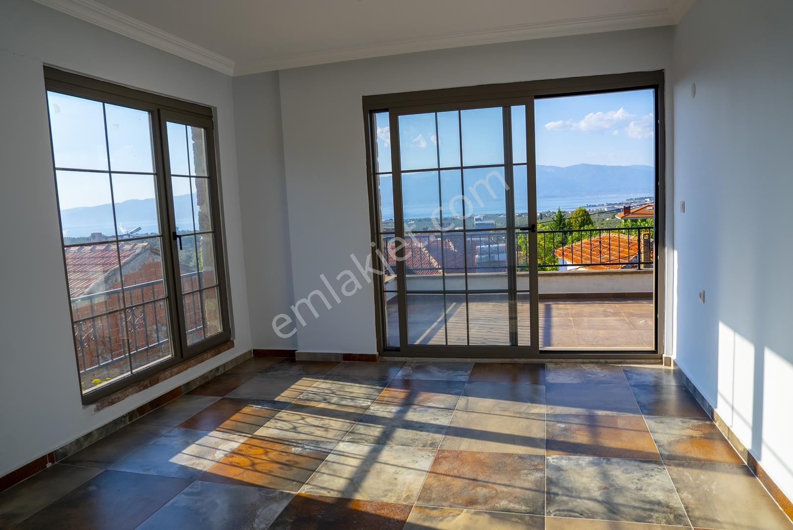 Onmax Taylıelinde Deniz Manzaralı Konak Havasında Lüks Taş Villa - Görsel 15