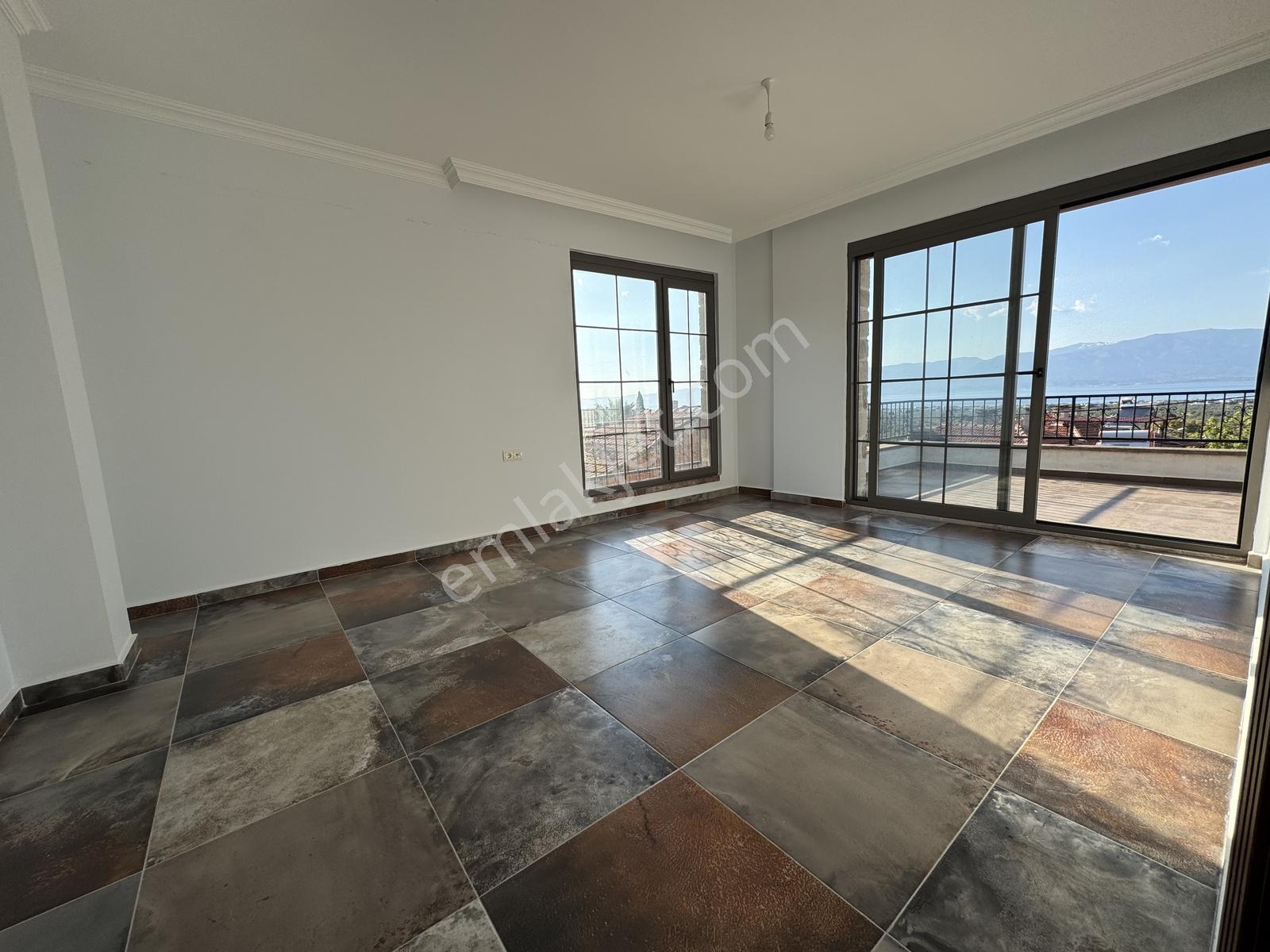 Onmax Taylıelinde Deniz Manzaralı Konak Havasında Lüks Taş Villa - Görsel 14