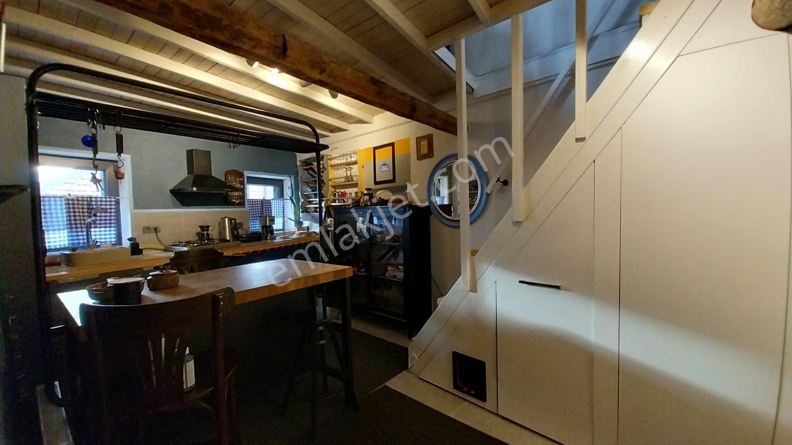 Ayvalık Merkez'de Deniz Manzaralı 2+1 Loft Tarzı Asma Katlı Rum Evi - Görsel 5