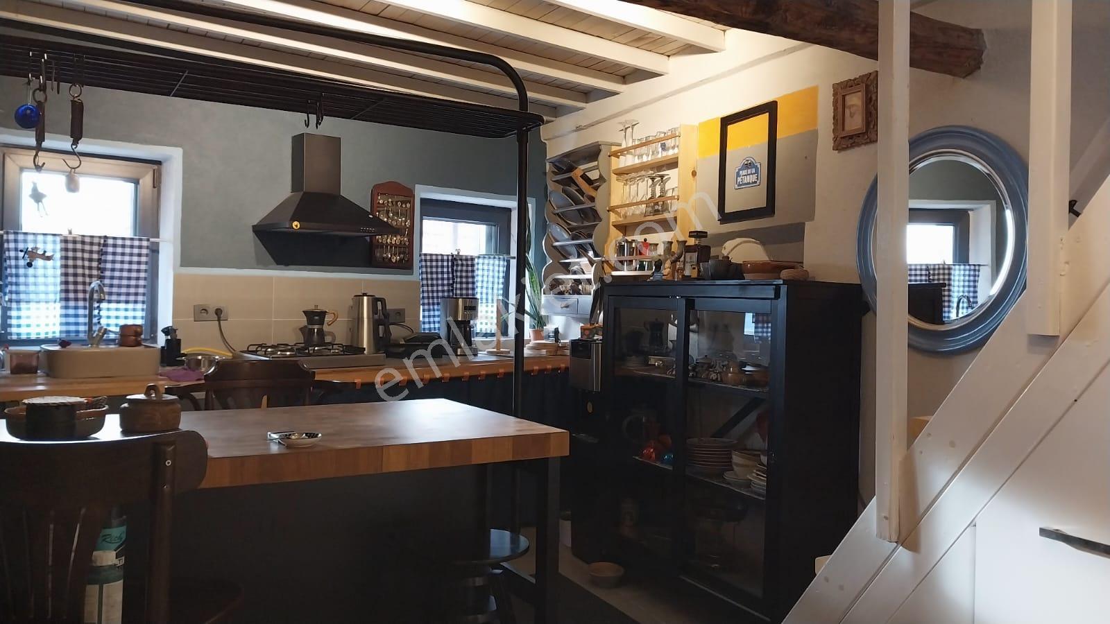 Ayvalık Merkez'de Deniz Manzaralı 2+1 Loft Tarzı Asma Katlı Rum Evi - Görsel 4
