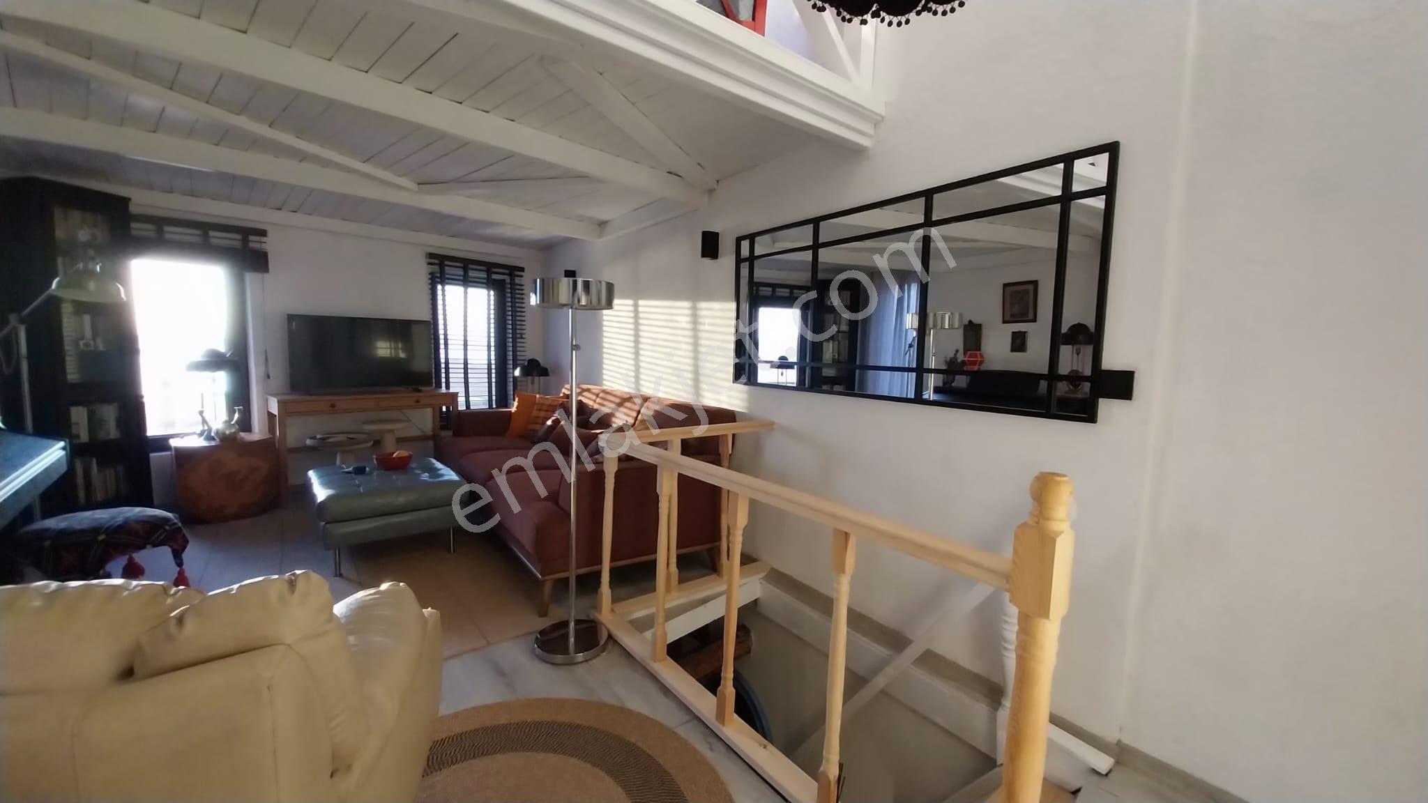 Ayvalık Merkez'de Deniz Manzaralı 2+1 Loft Tarzı Asma Katlı Rum Evi - Görsel 12
