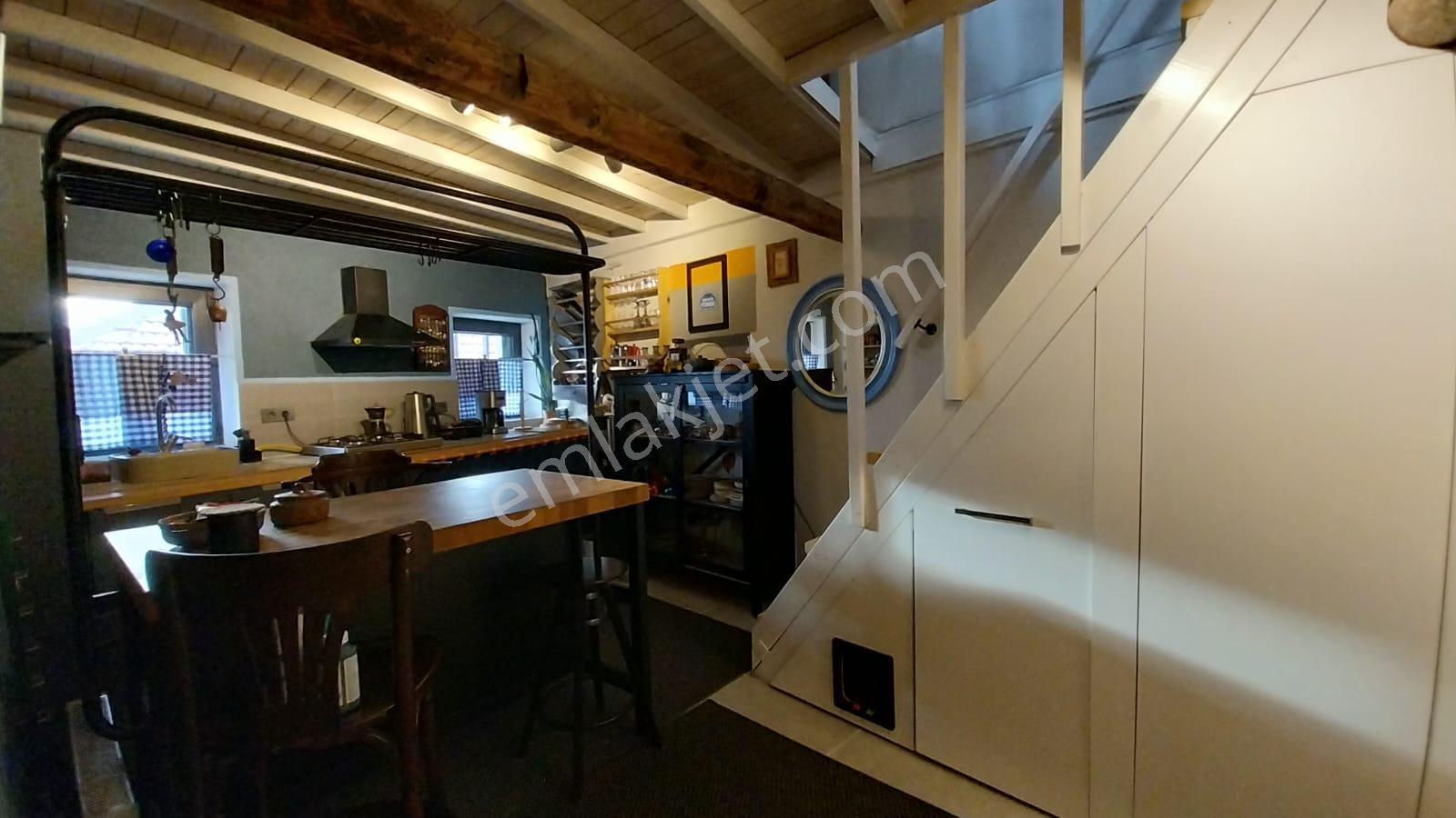 Ayvalık Merkez'de Deniz Manzaralı 2+1 Loft Tarzı Asma Katlı Rum Evi - Görsel 3