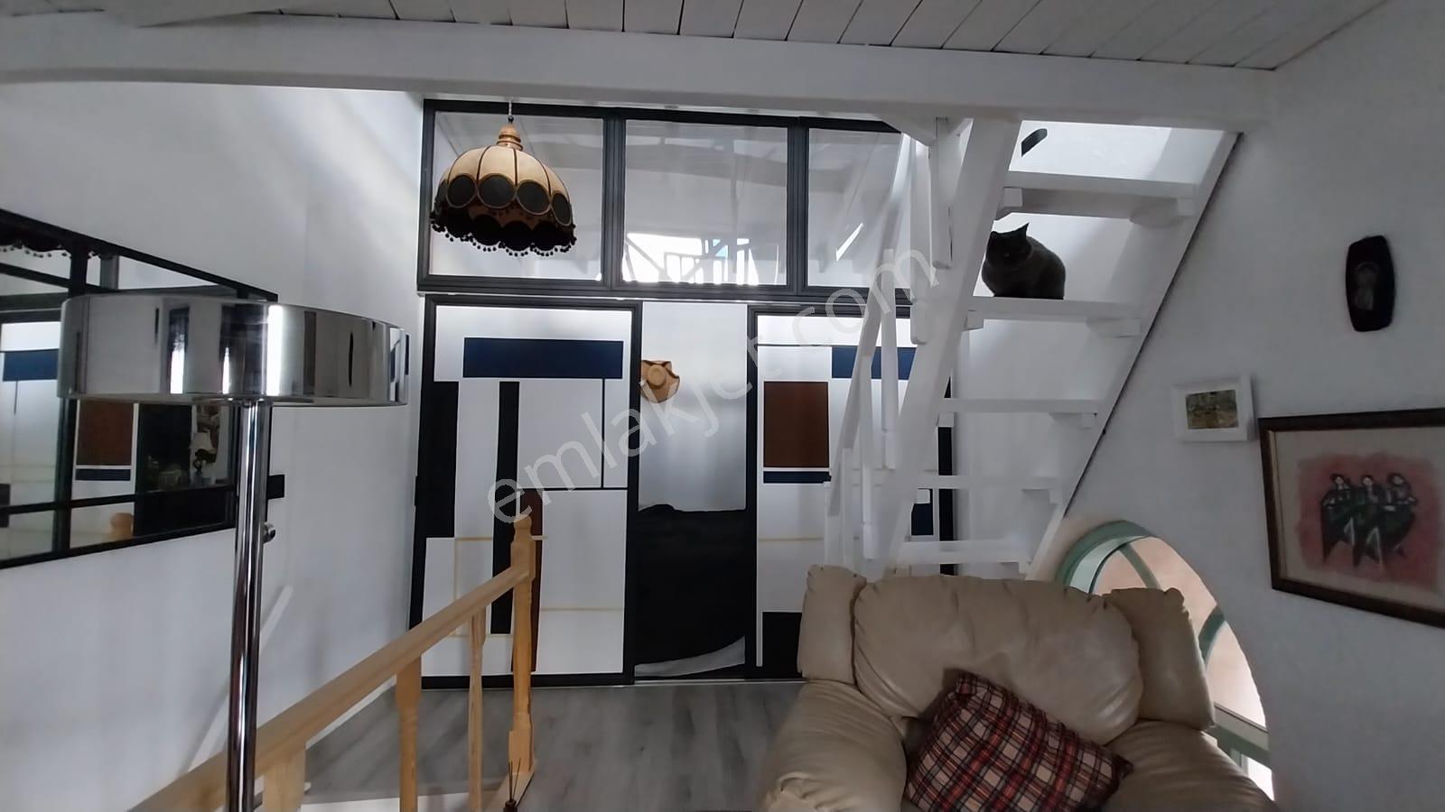 Ayvalık Merkez'de Deniz Manzaralı 2+1 Loft Tarzı Asma Katlı Rum Evi - Görsel 17