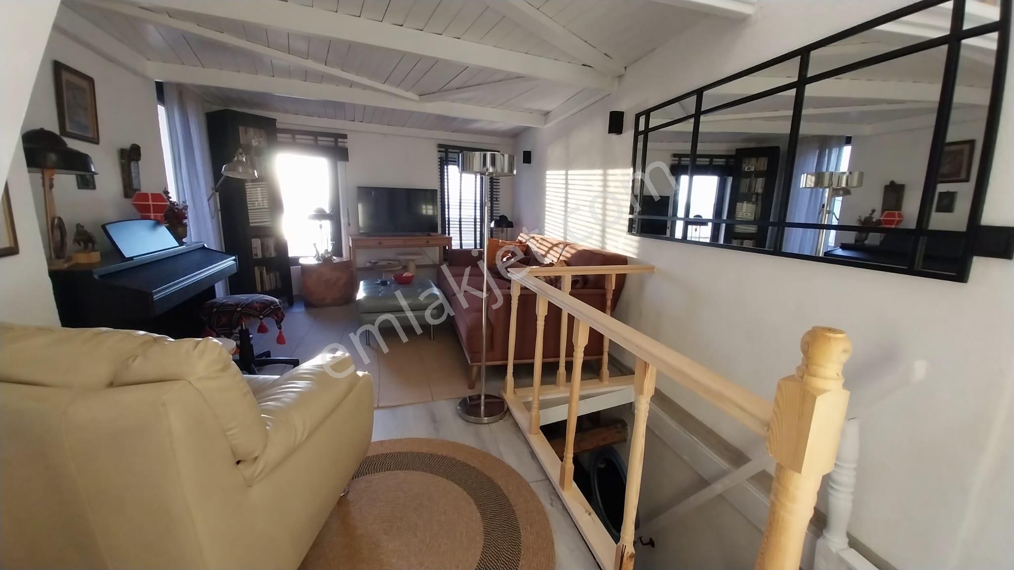 Ayvalık Merkez'de Deniz Manzaralı 2+1 Loft Tarzı Asma Katlı Rum Evi - Görsel 9