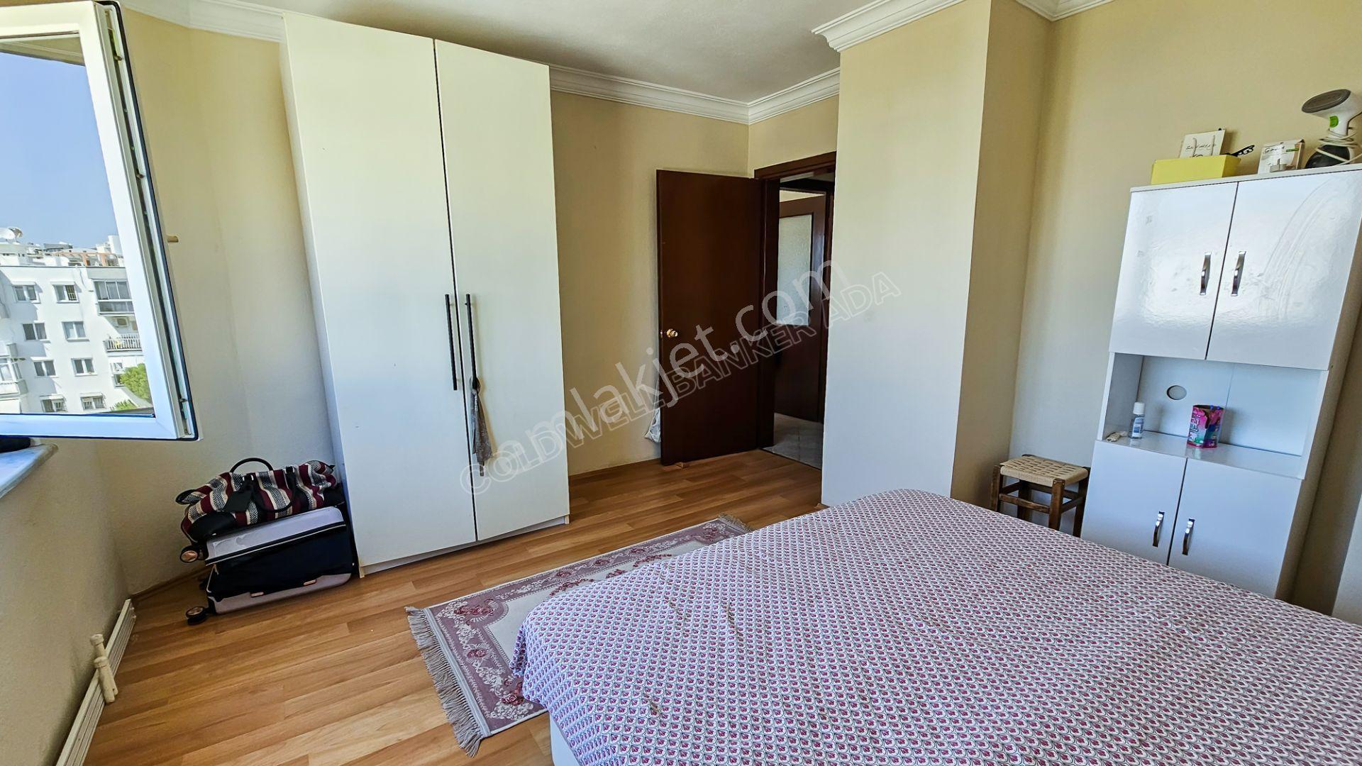 Kuşadası'nda Merkezi Konumda Ayrı Mutfaklı Satılık 1+1 Daire - Görsel 3