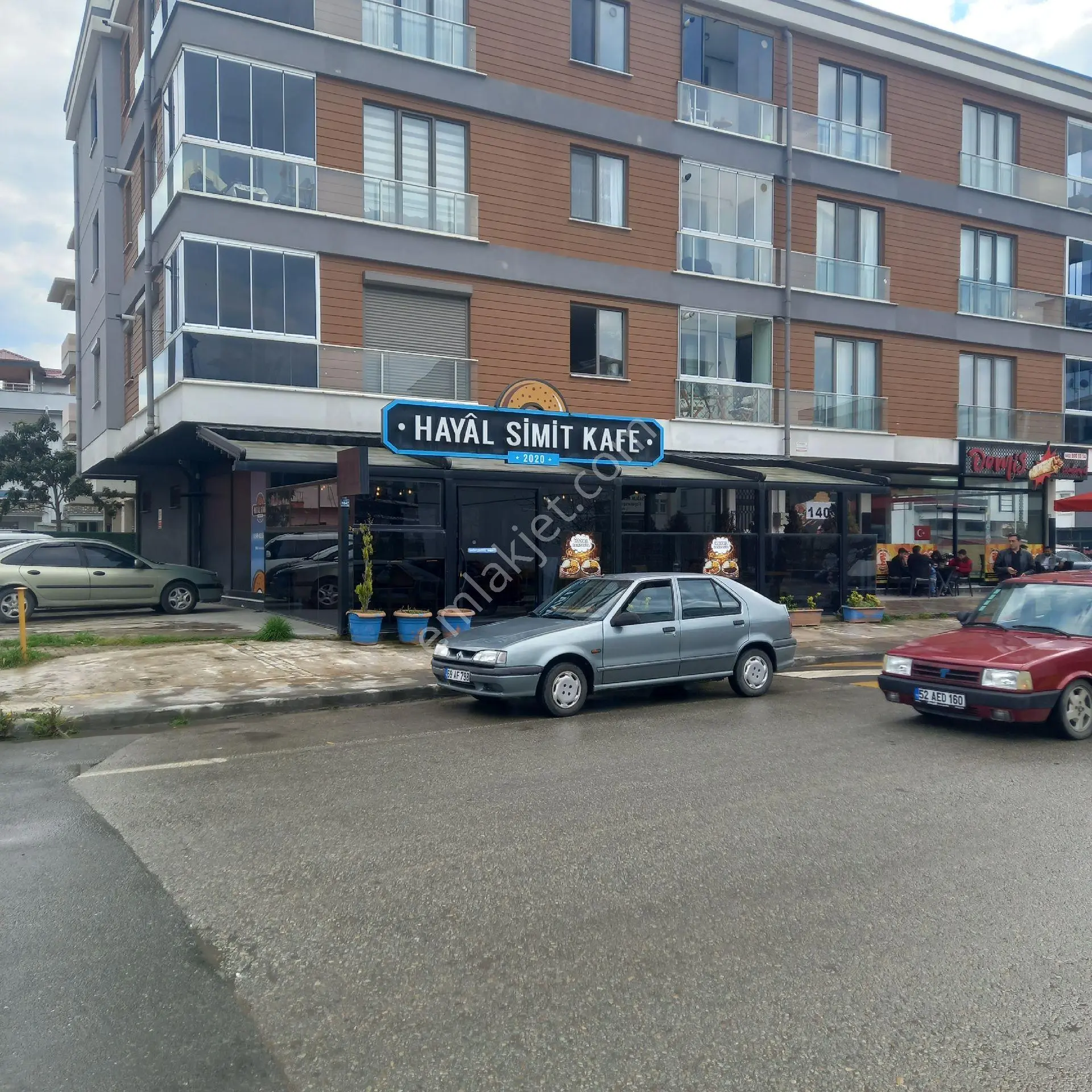 Cumhuriyet Mahallesinde 450 M2 Cafe Satılıktır