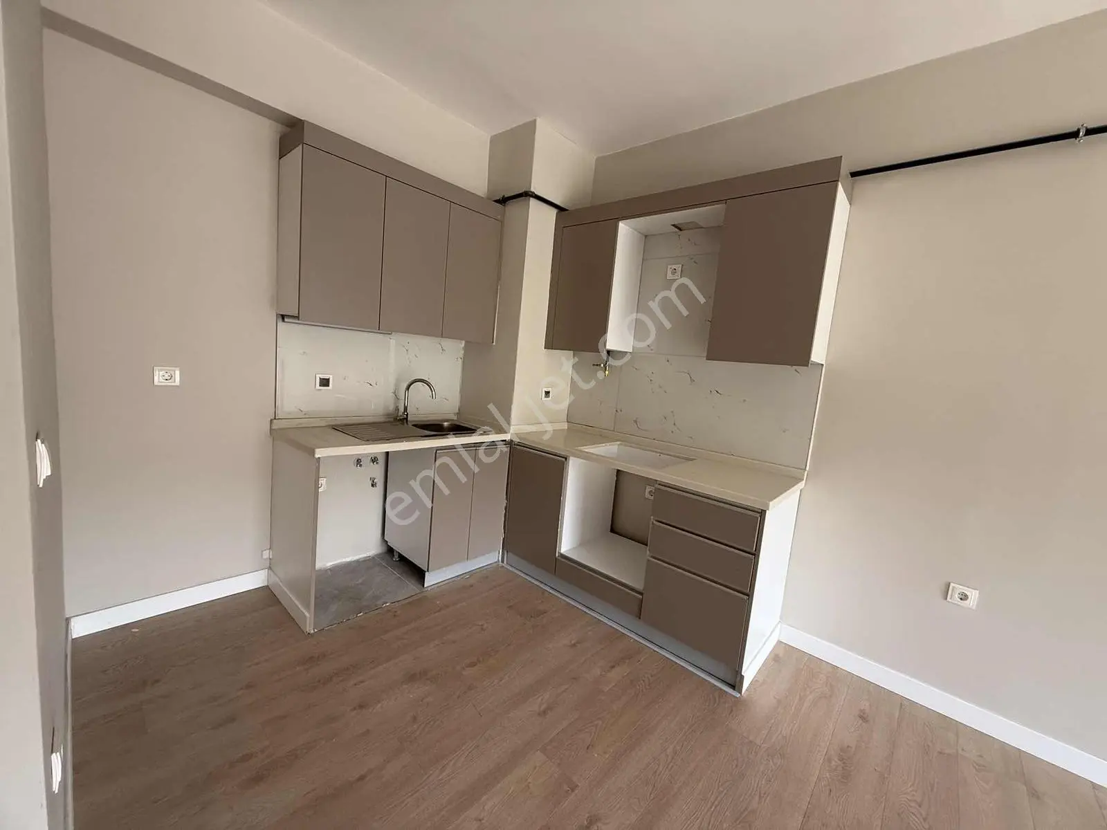 Çetin Gayrimenkulden Piazzaya Yakkın Kiralık Sıfır 1+1 Daire
