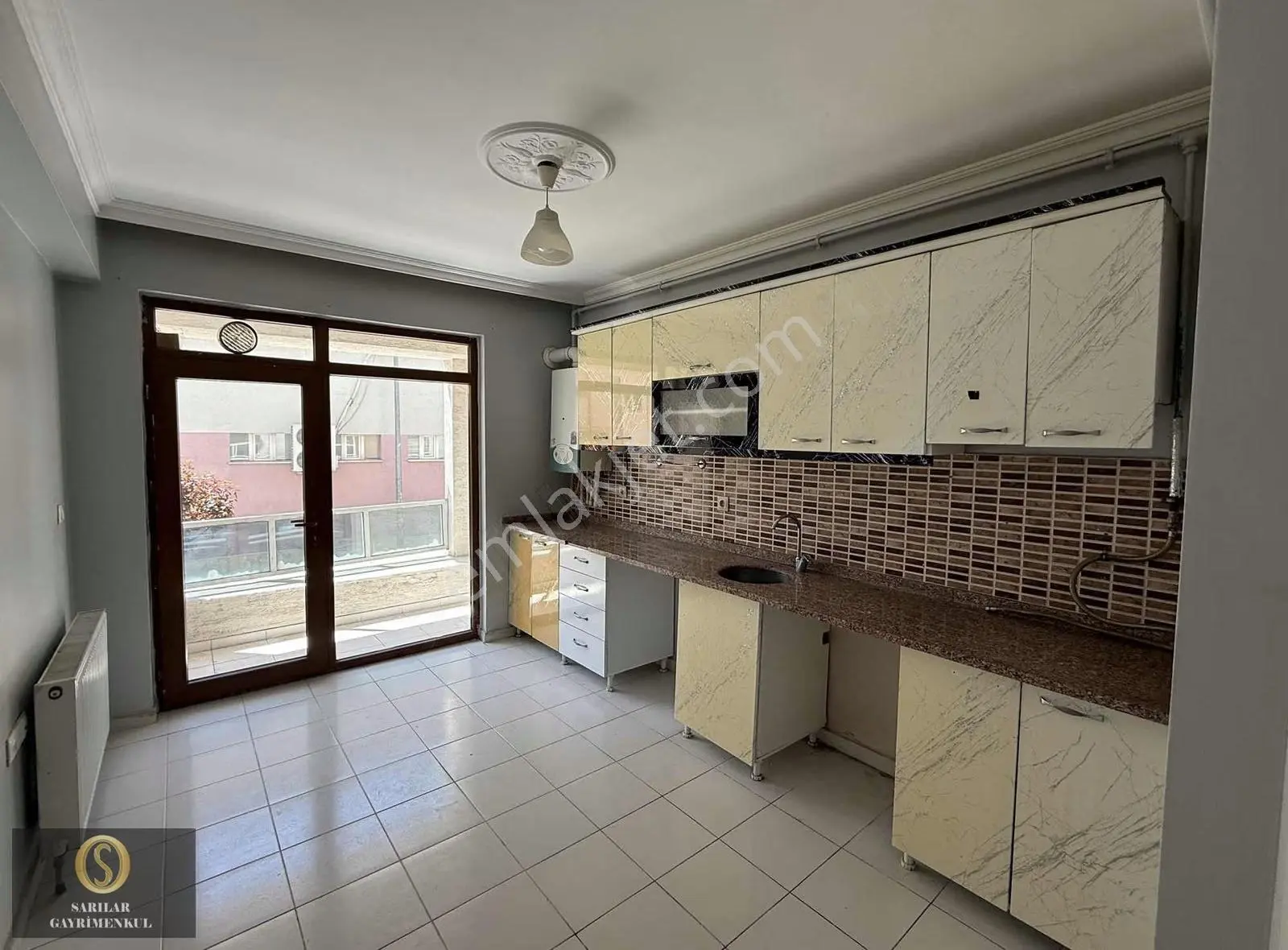 Sarılar Gm'den Espark Karşısı 2+1 Balkonlu Bakımlı Daire