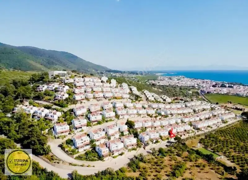 Gümüldür Yakamoz Sitesi'nde Deniz Manzaralı 3+1 Villa