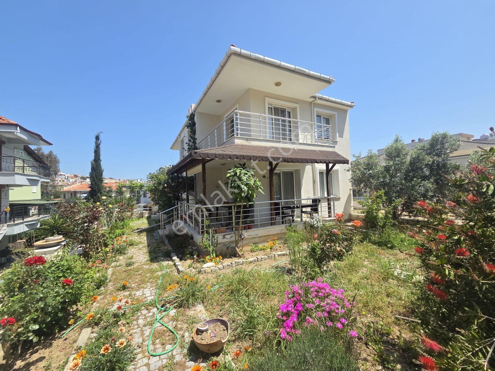 Yenifoça Burunucu'nda Kiralık 3+1 Tripleks Villa - Görsel 2