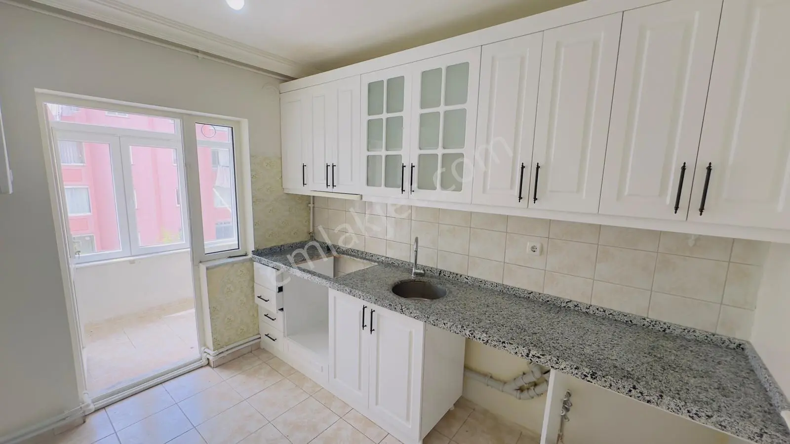 Kc Emlaktan Merkezi Konumda Ara Katta Kiralık 2+1 Daire