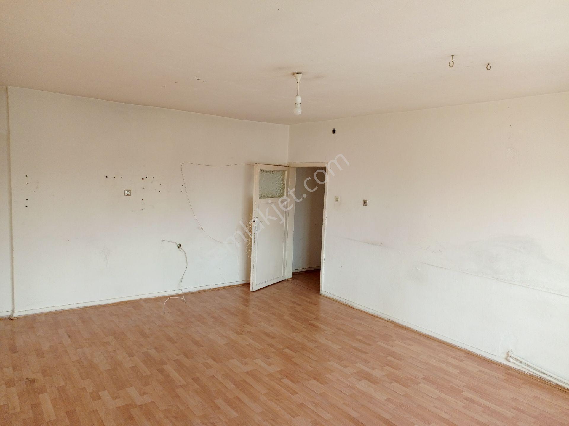 Maraşal Çakmak Mahallesinde Güney Cephe Katta Kiralık Daire - Görsel 7
